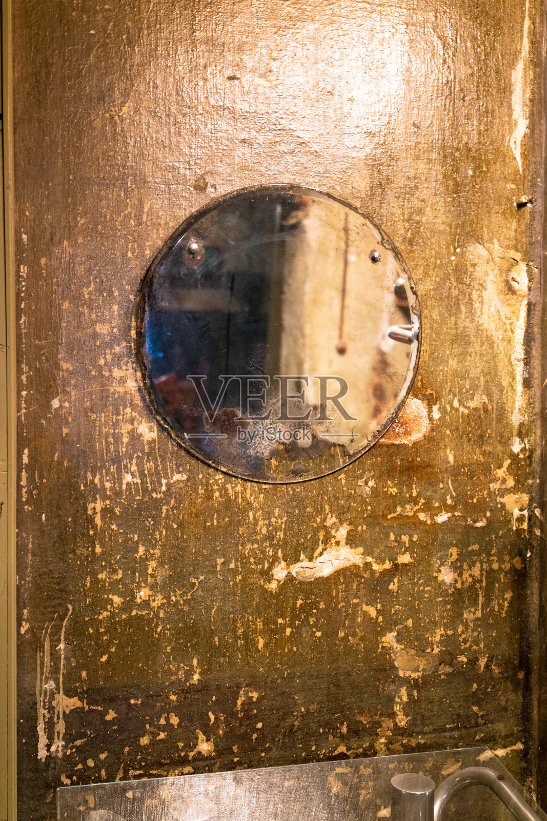 Vintage mirror on old砖墙背景纹理，空间为文字照片摄影图片