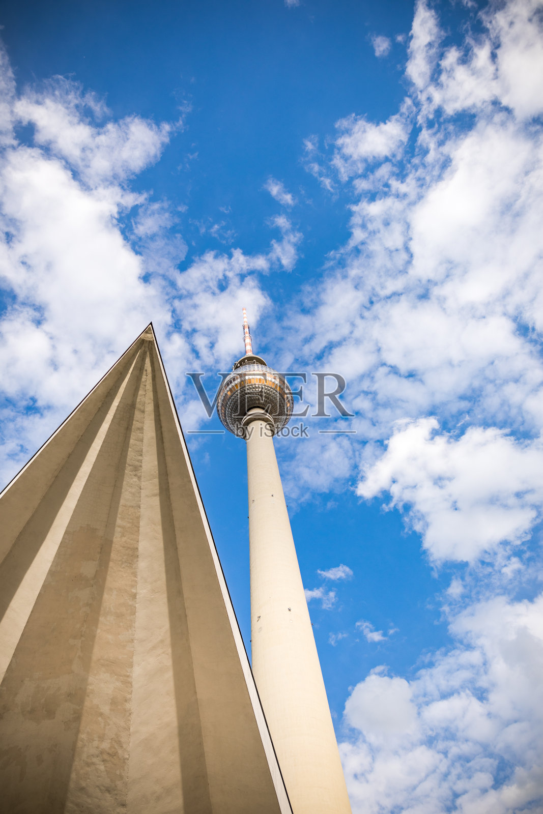 柏林电视塔的几何构图结构——垂直形象照片摄影图片
