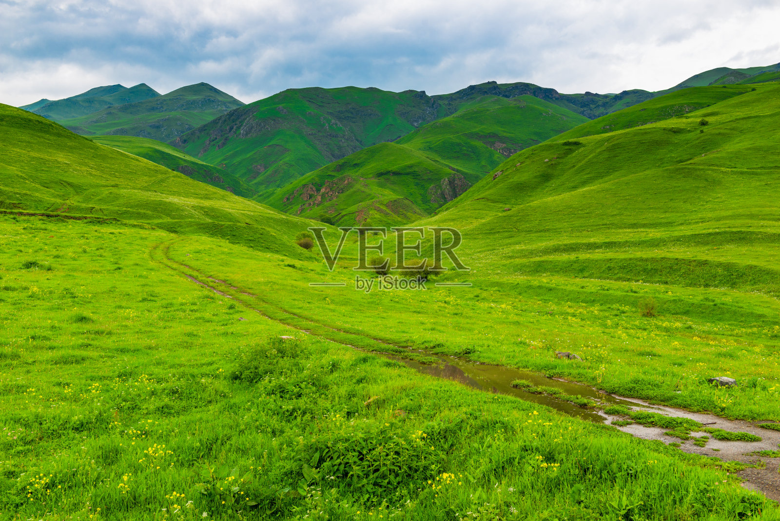 初夏碧绿的亚美尼亚山，土路照片摄影图片