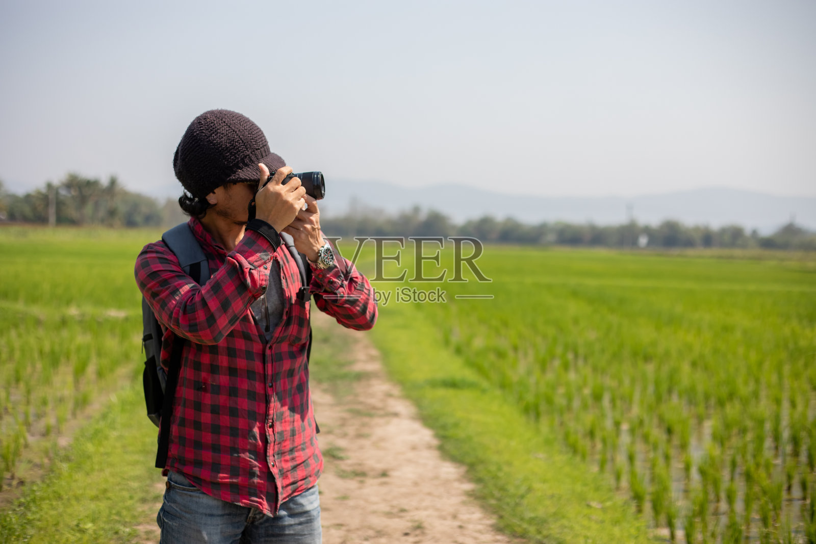 亚洲男子游客正在用相机拍摄风景和山景。假日概念旅游的放松时间照片摄影图片