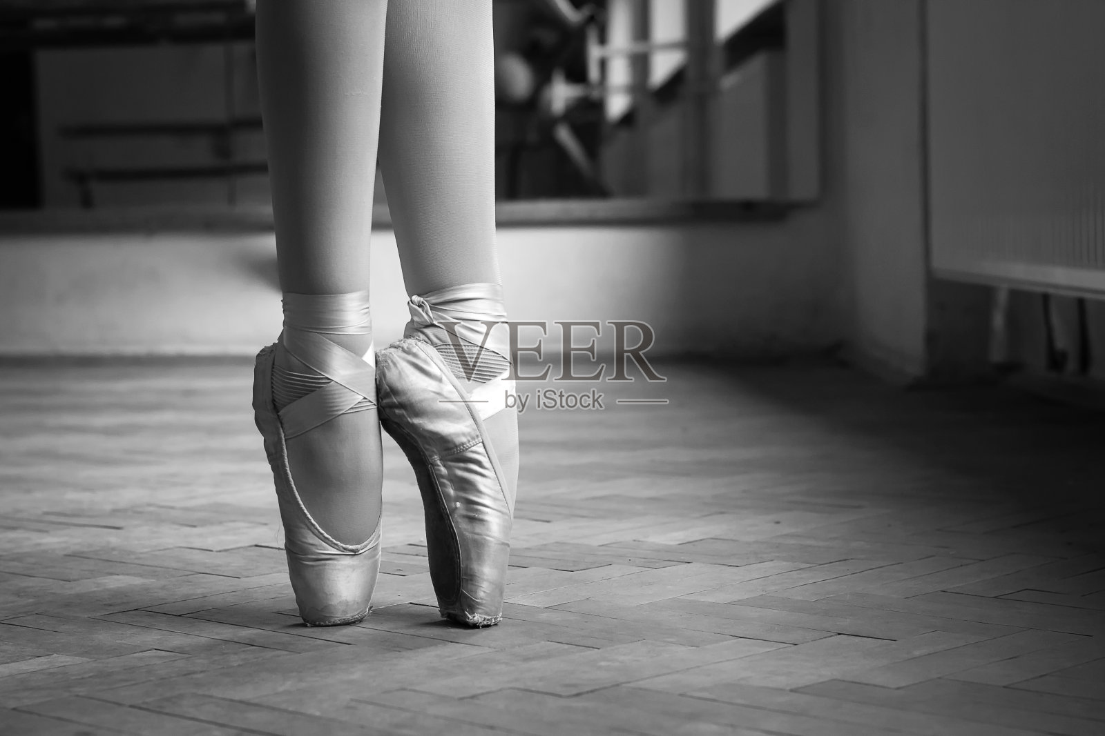 芭蕾舞女演员的尖腿。特写镜头。黑白照片。古典舞蹈。照片摄影图片