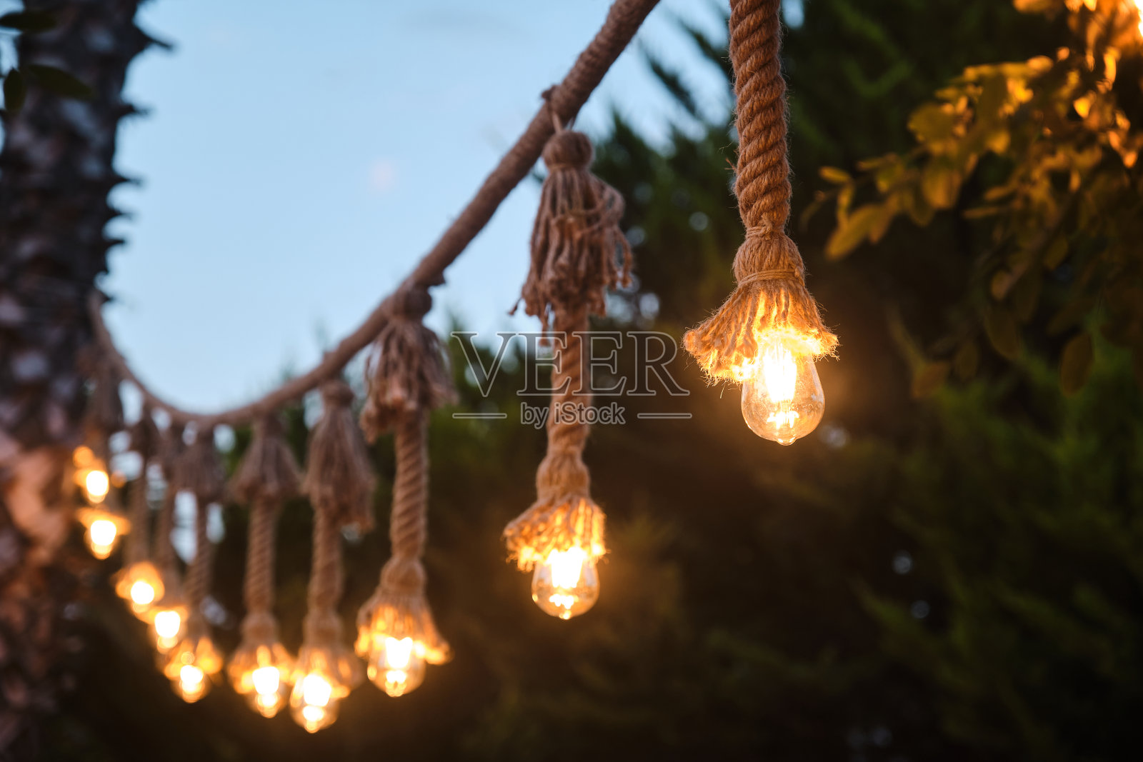 用灯泡和粗绳制成的装饰性花园照明设计照片摄影图片