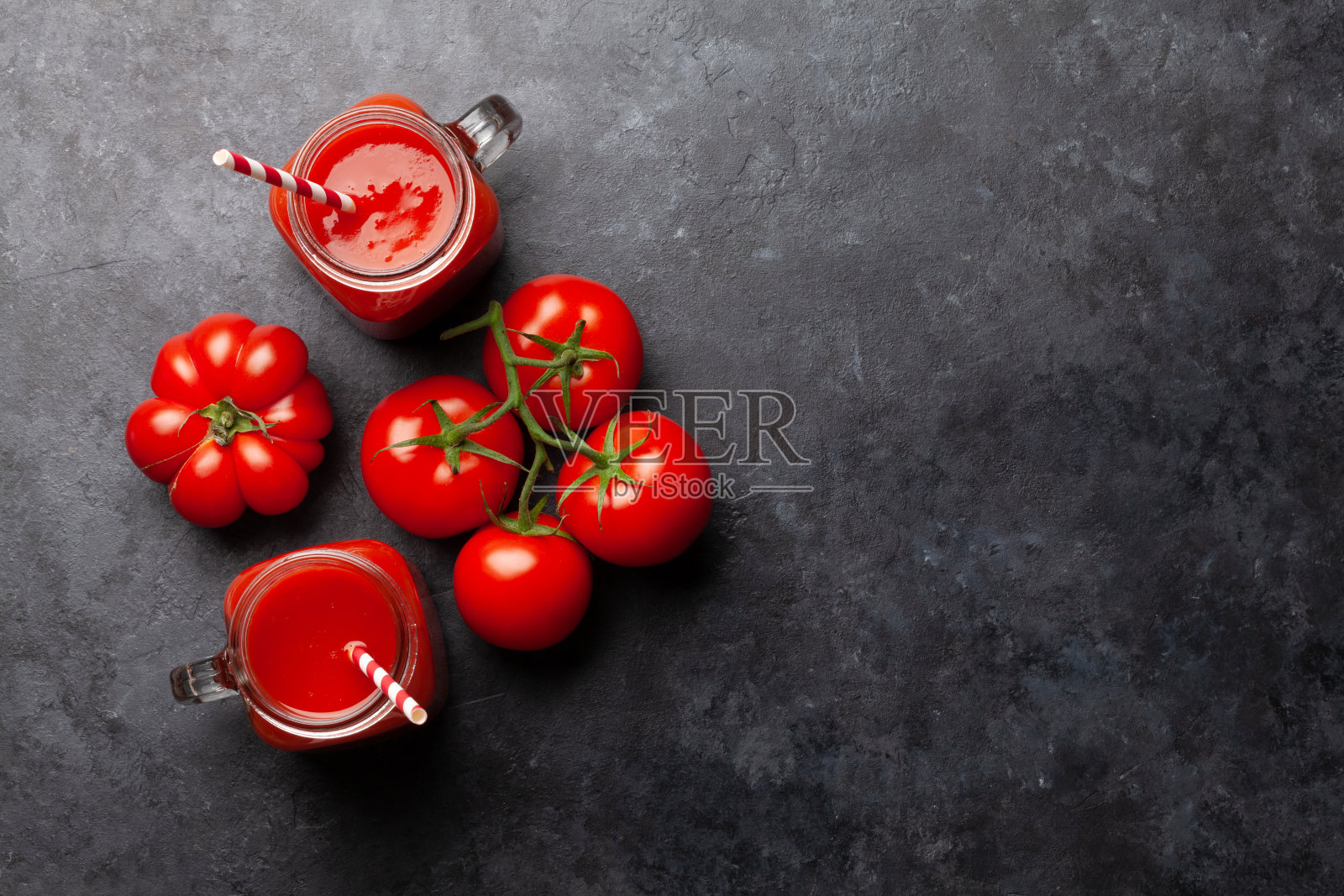 新鲜的番茄汁和成熟的西红柿照片摄影图片