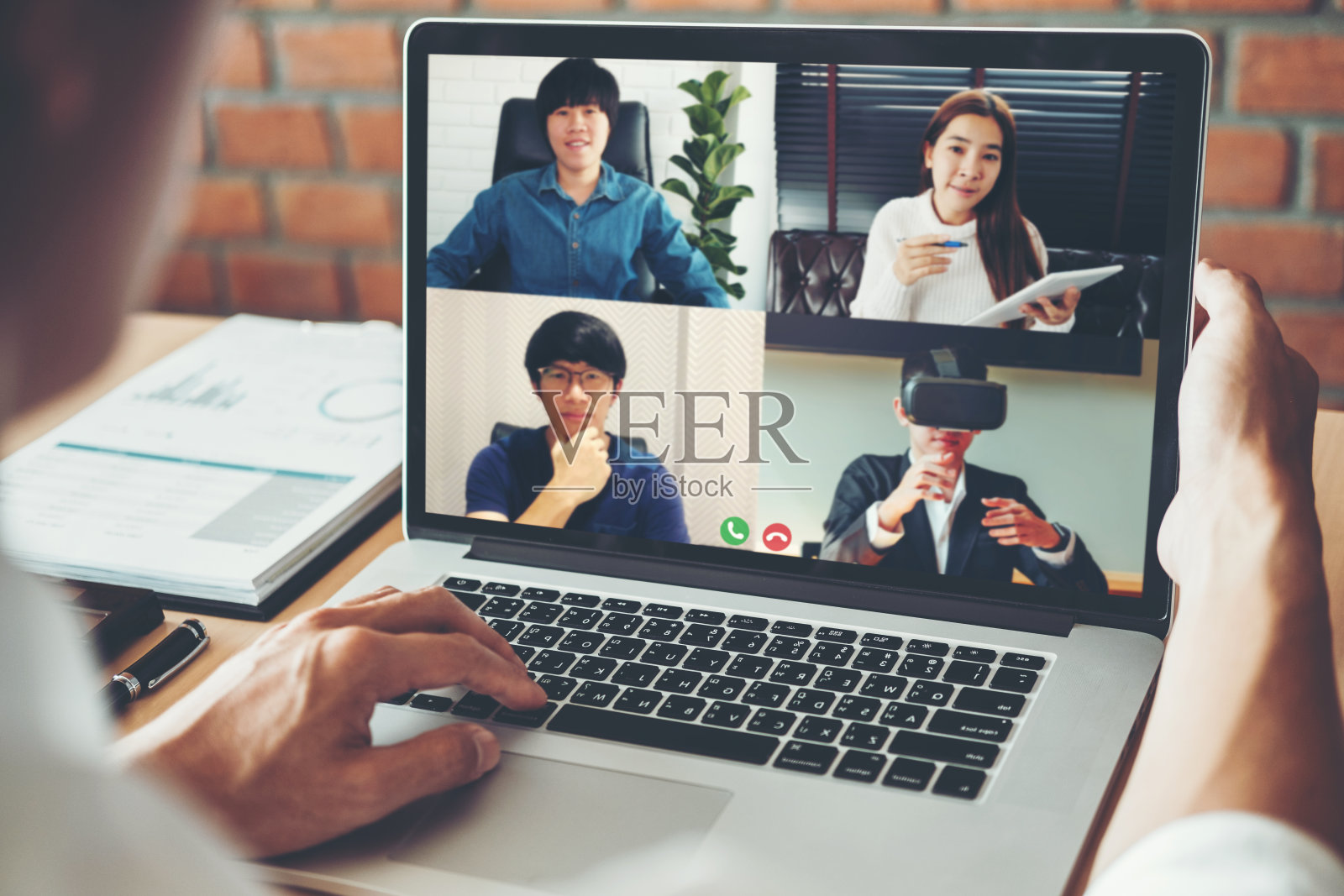 亚洲人在家工作使用智能工作和视频会议在线会议与亚洲团队使用笔记本电脑和平板电脑在线视频通话的新项目照片摄影图片