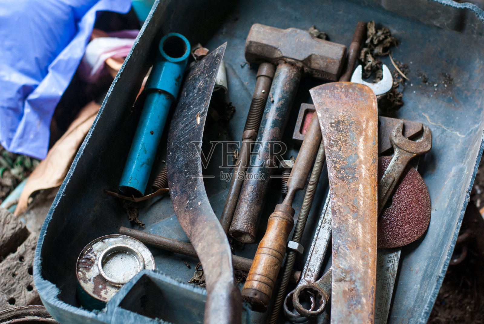 车间生锈的钢手工工具和设备箱，机械工具照片摄影图片