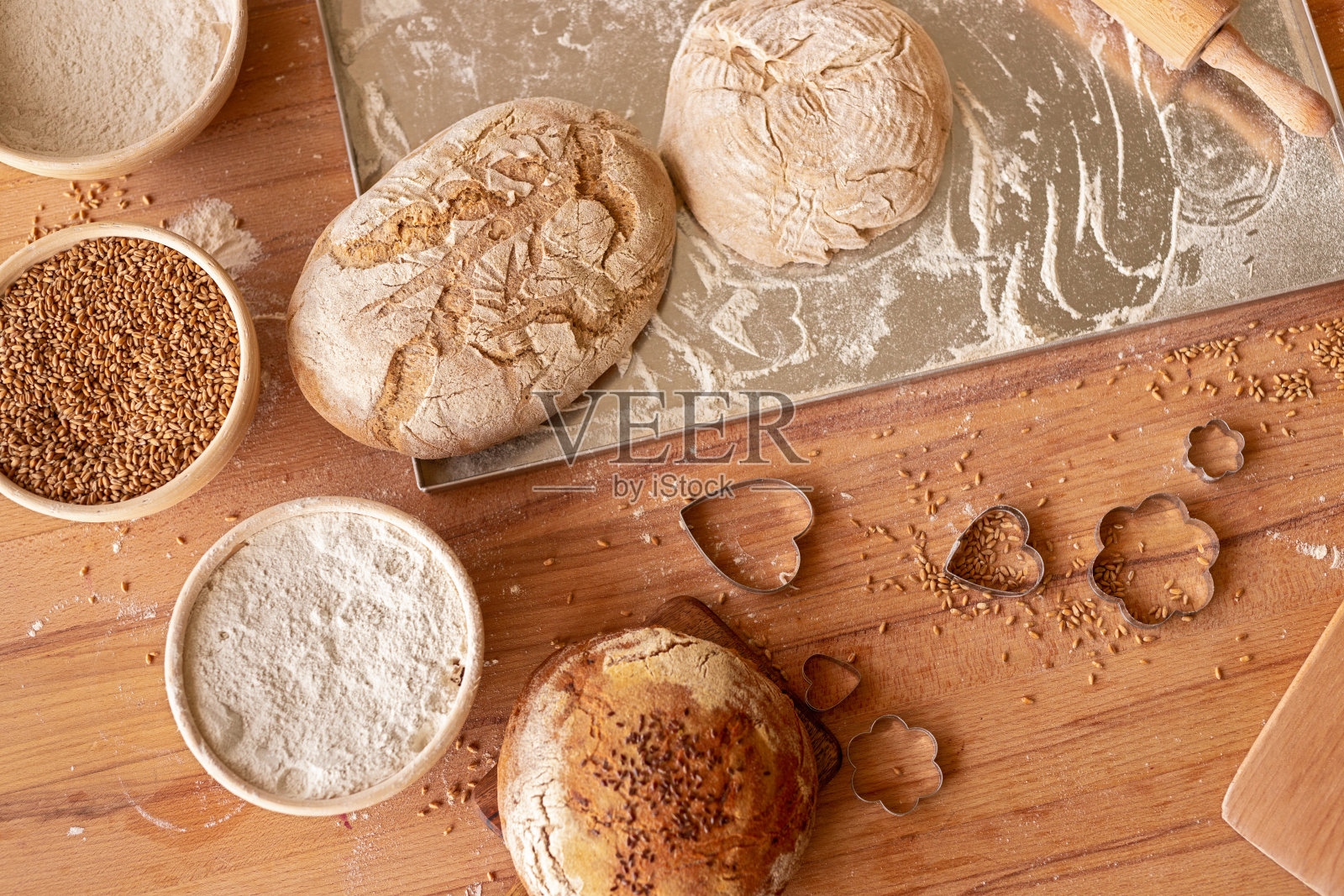 调味新鲜面包和烘焙配件的面团桌上照片摄影图片