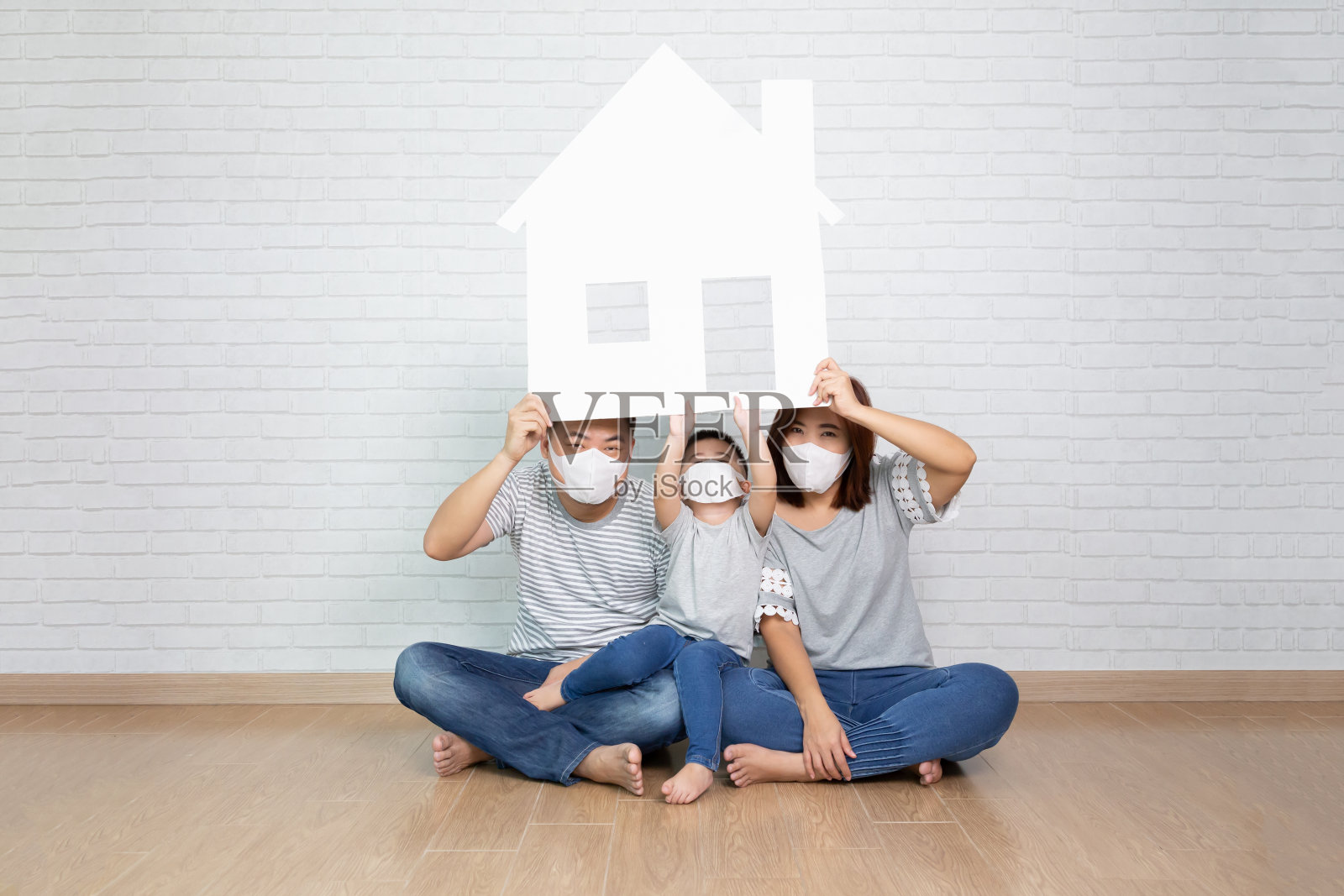 亚洲家庭戴上防护口罩，防止病毒和持有纸家，新房子和房地产概念照片摄影图片