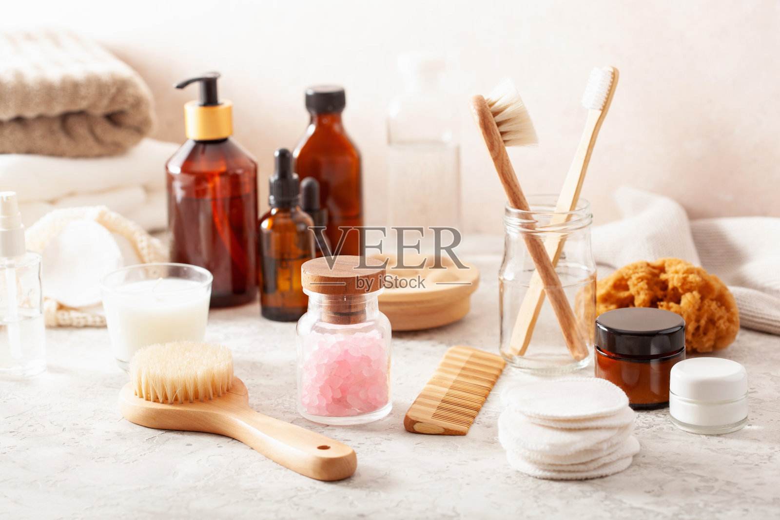 零废物环保卫生浴室概念。木制牙刷、香皂、可重复使用的护垫刷化妆品照片摄影图片