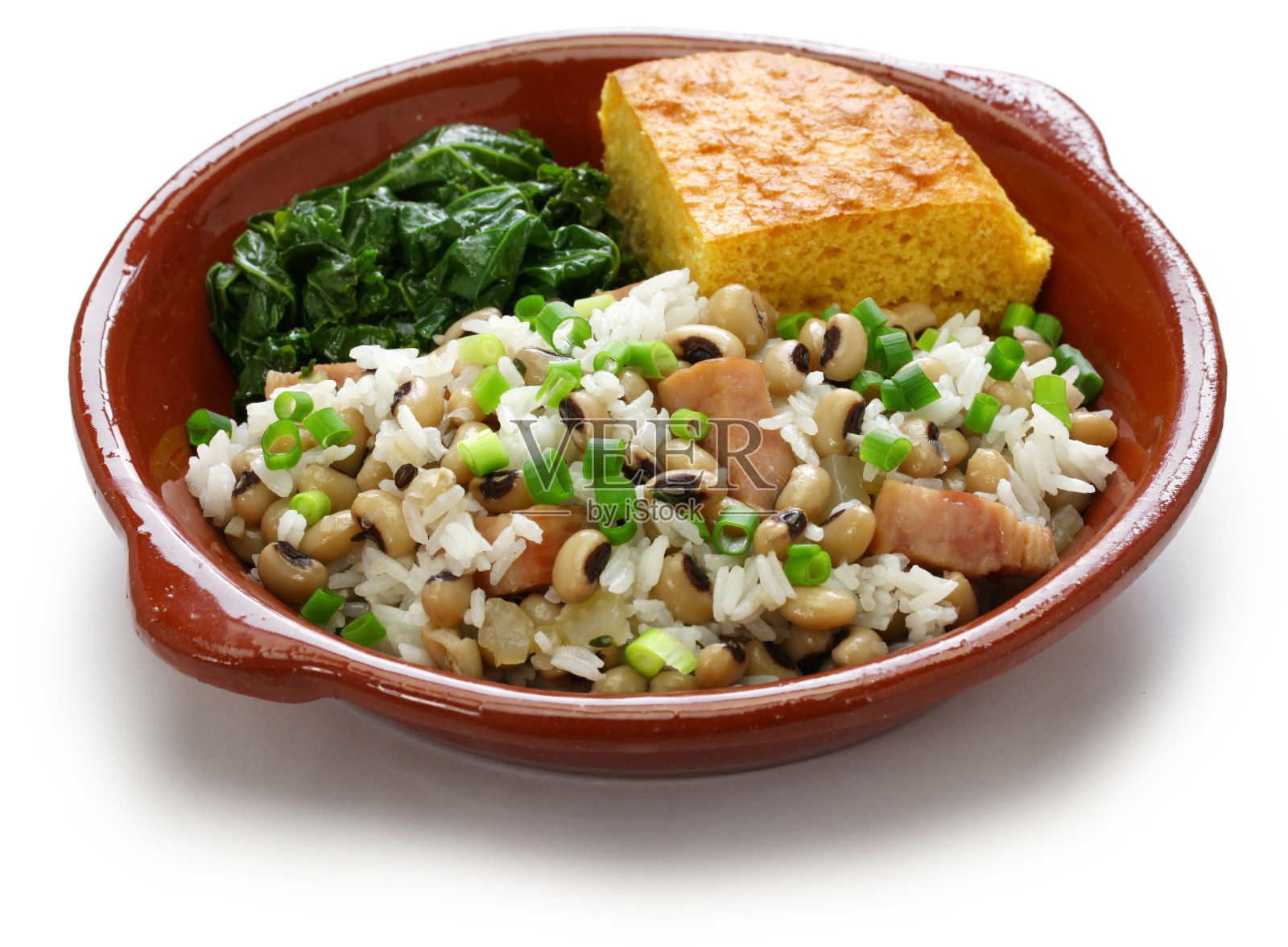 黑眼豌豆、米饭、玉米面包和羽衣甘蓝:南方食物照片摄影图片