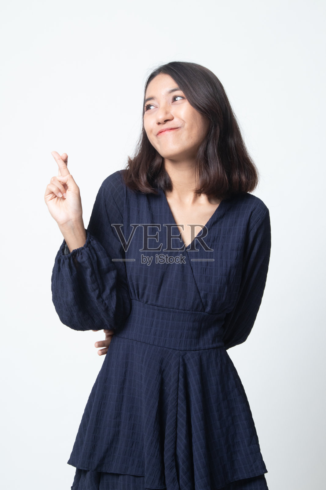 美丽的年轻亚洲女人交叉手指。照片摄影图片