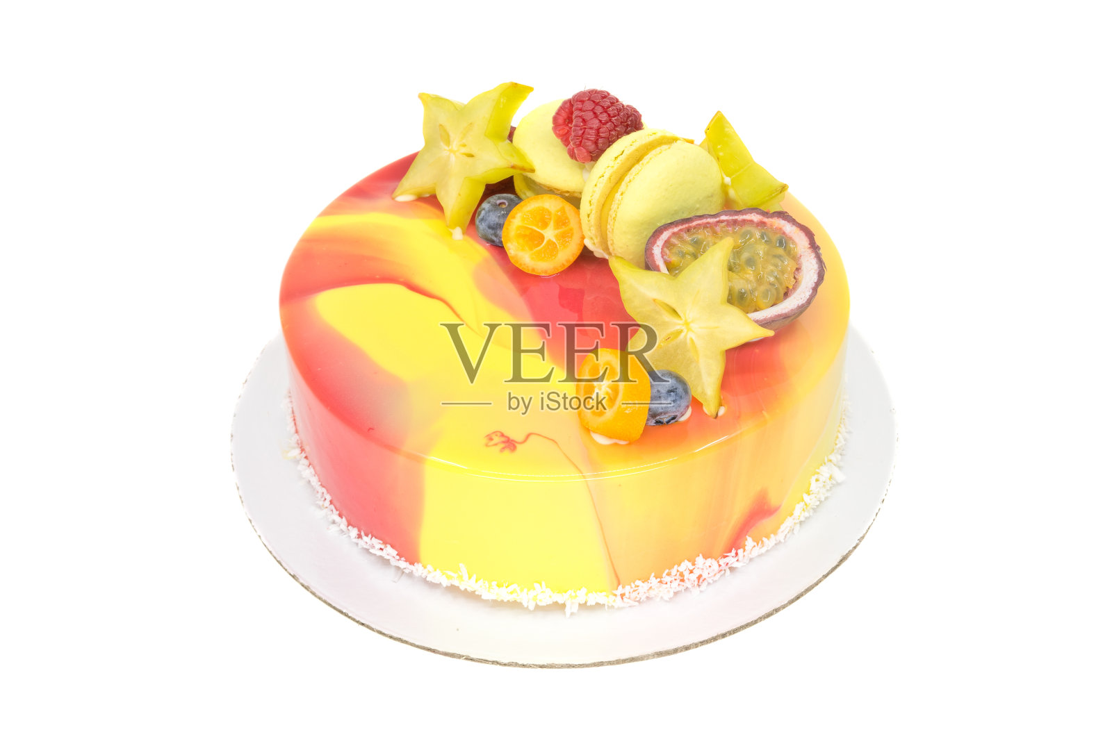 白色的慕斯蛋糕上点缀着热带色彩的水果照片摄影图片