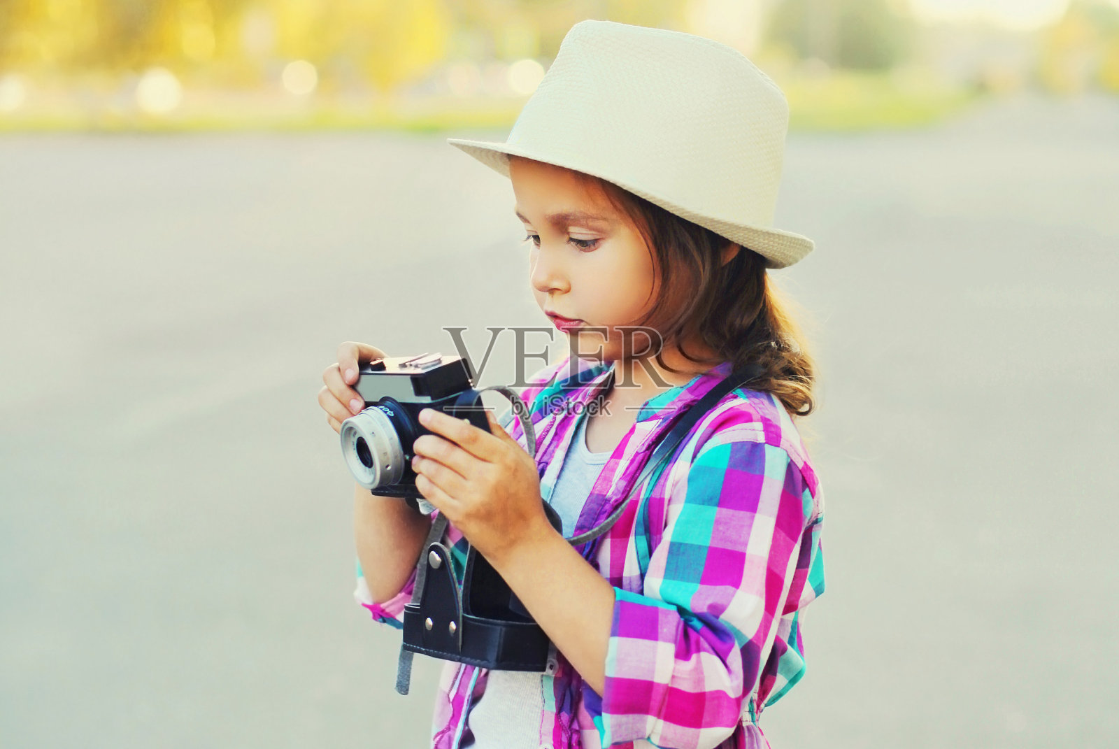 近距离的孩子与复古相机拍照戴着夏季草帽户外照片摄影图片