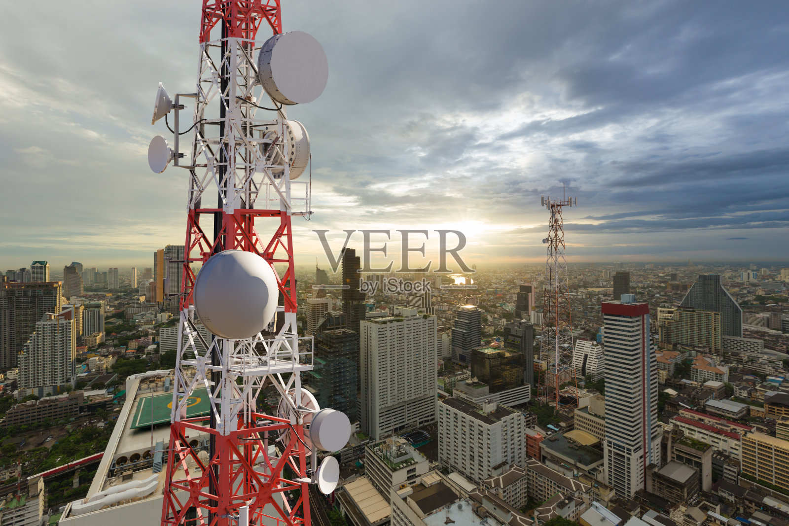 城市背景电信塔，5G蜂窝网络天线照片摄影图片