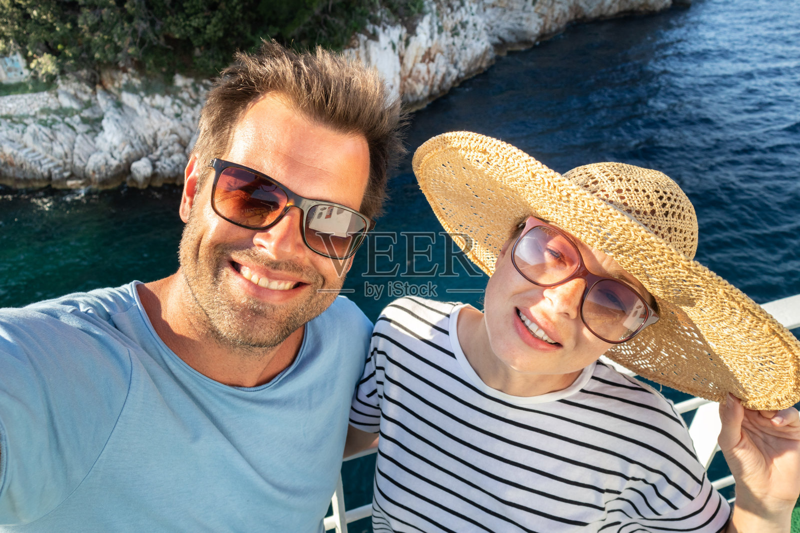 美丽，浪漫的白人夫妇自拍自拍照在暑假旅行乘游轮渡船。照片摄影图片