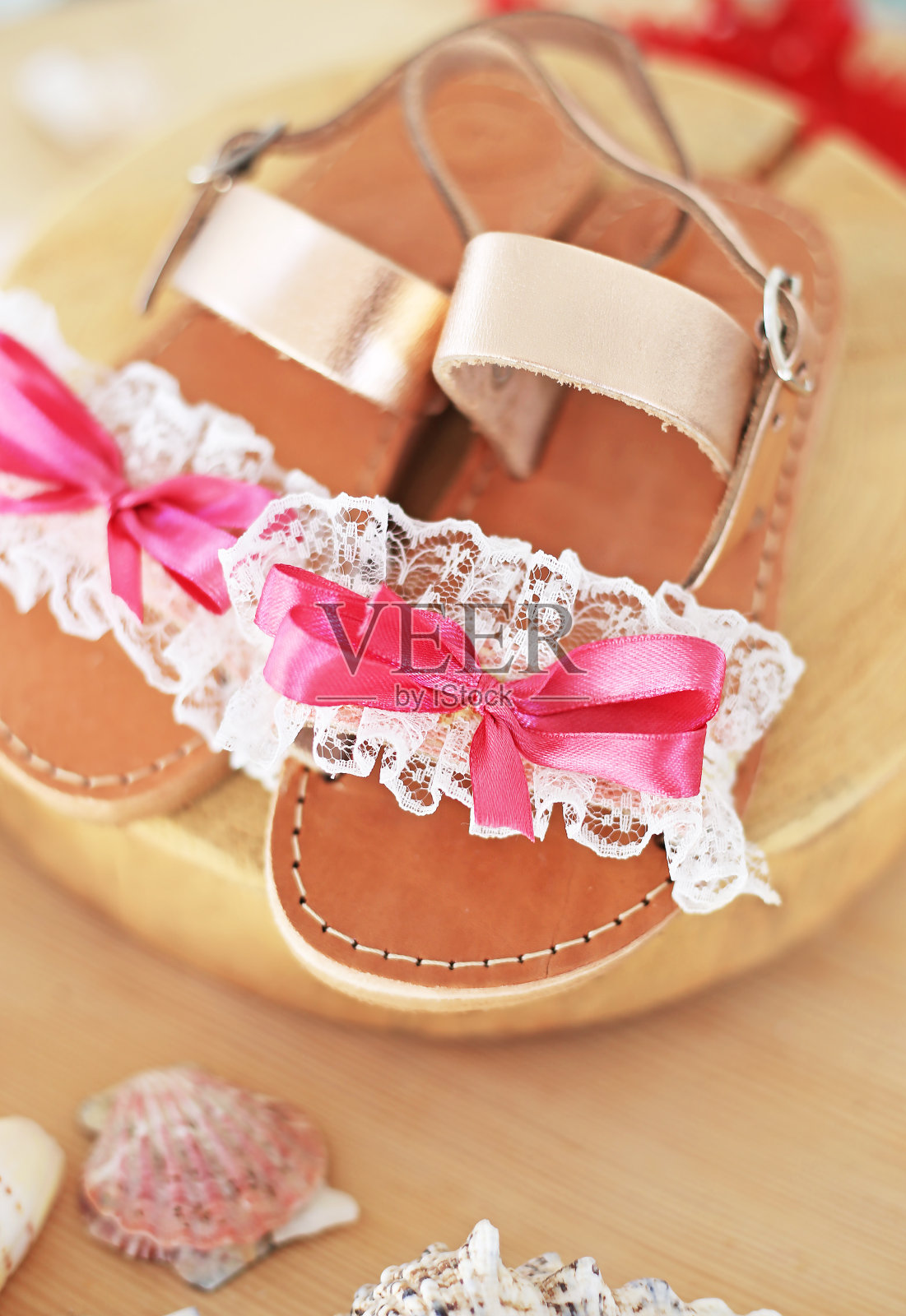 带花边和粉色蝴蝶结的小女孩皮凉鞋照片摄影图片