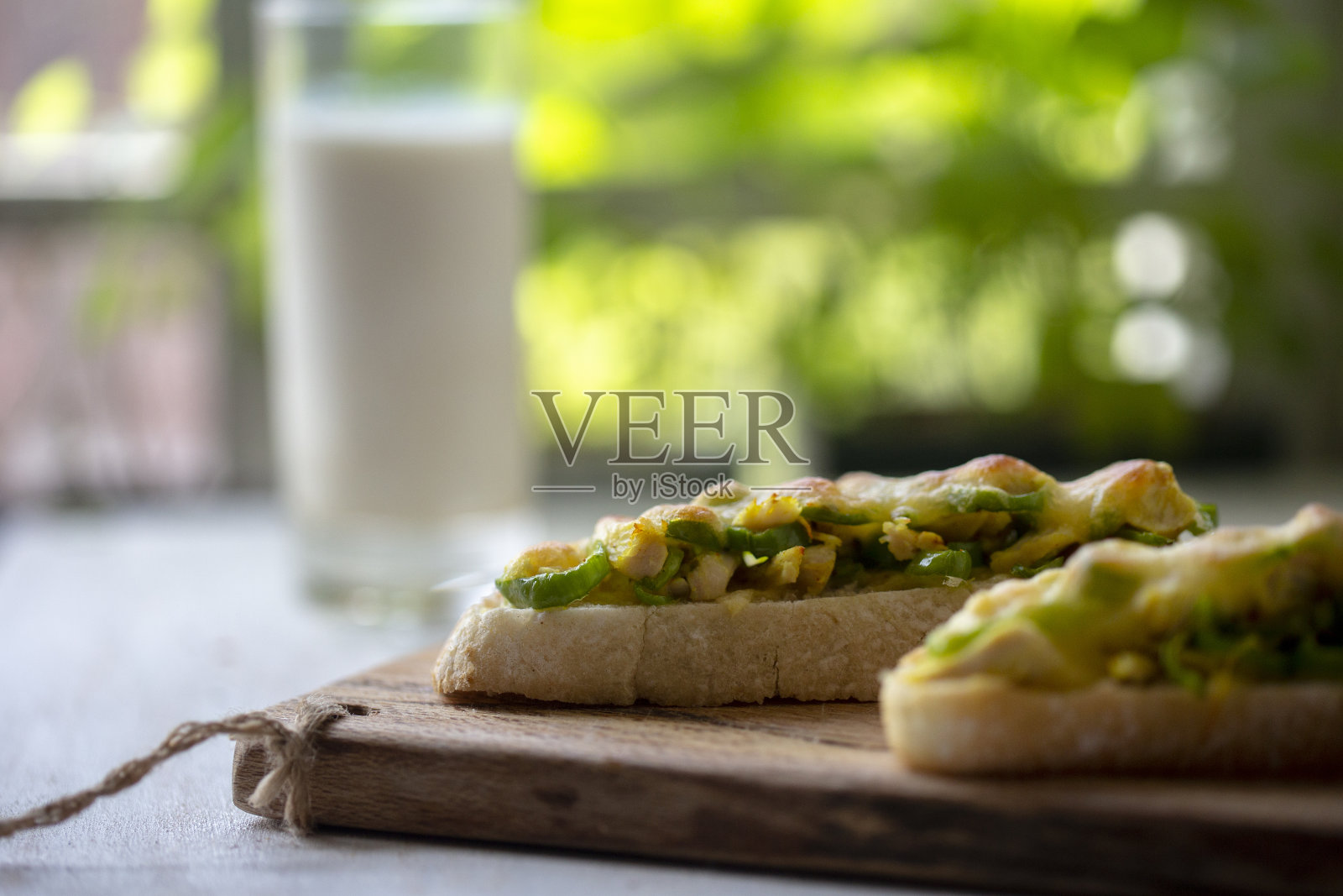 自制早餐:美味的烤面包，上面撒上青椒、鸡肉和奶酪照片摄影图片