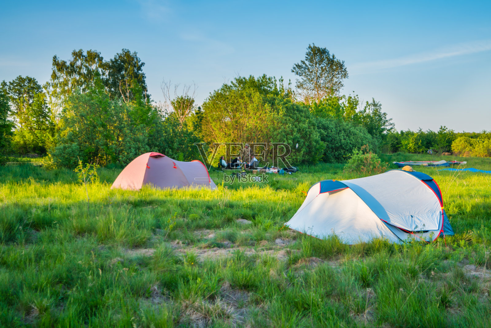 帐篷露营在绿色的草地上照片摄影图片