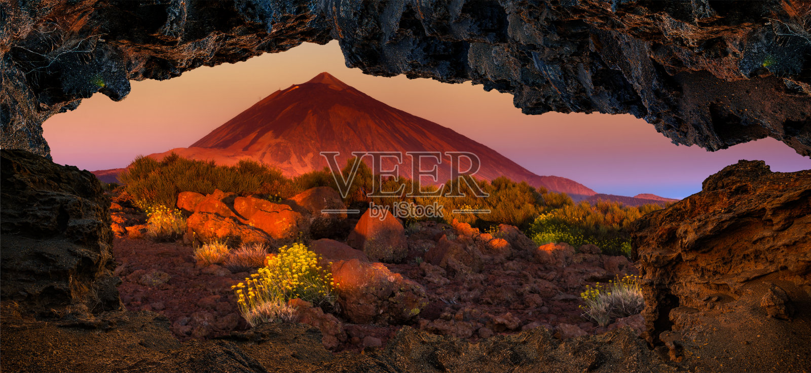 日出时从岩洞中看到的特内里费岛的泰德火山照片摄影图片
