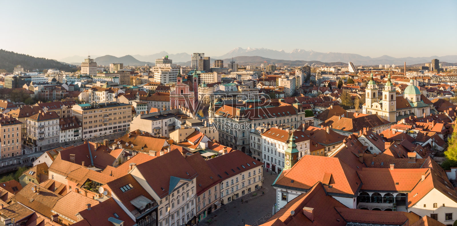日落时分，斯洛文尼亚首都卢布尔雅那的全景。2020年，在冠状病毒大流行的社交距离措施期间，斯洛文尼亚首都空荡荡的街道照片摄影图片