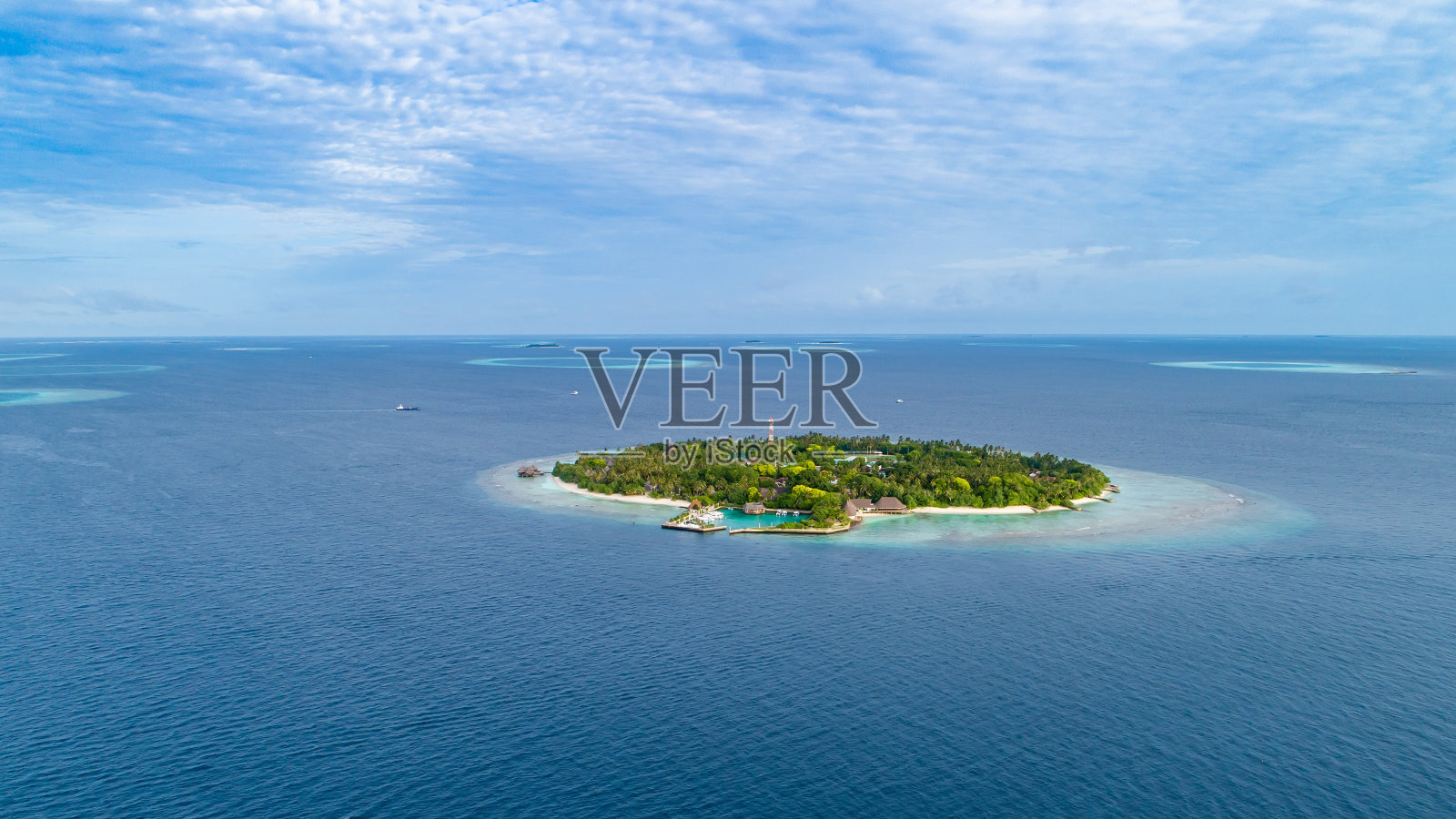在印度洋马尔代夫美丽的岛屿鸟瞰图。俯视图从无人机。照片摄影图片