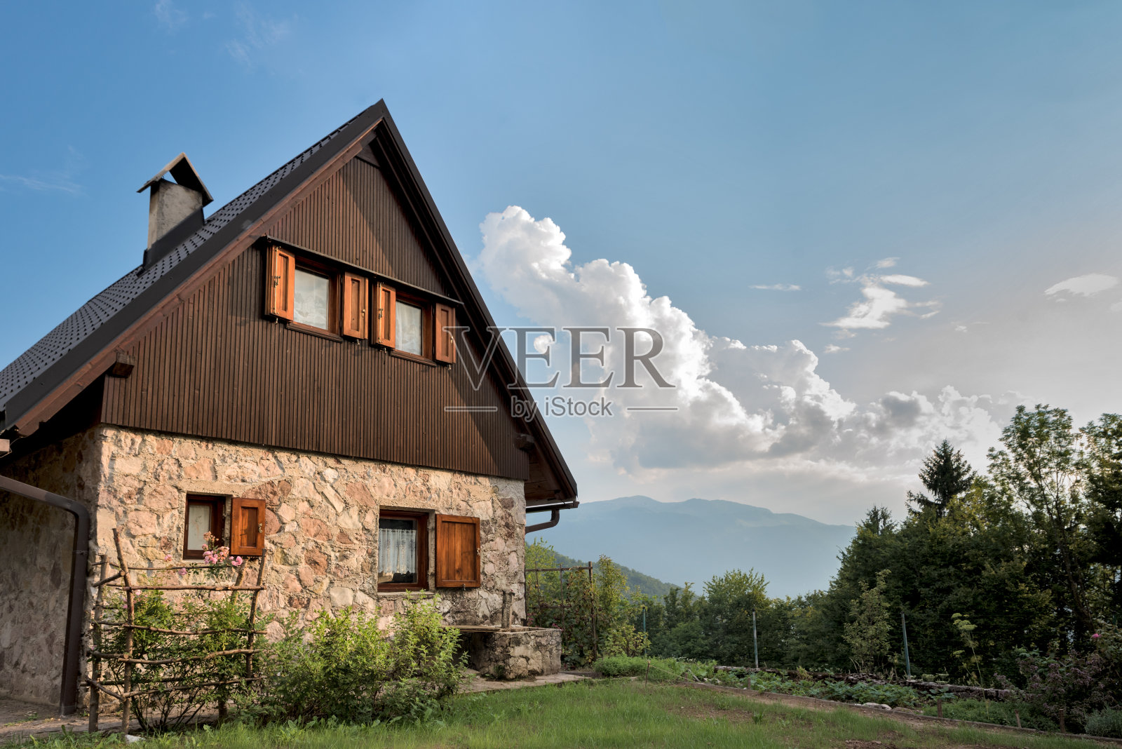 美丽的山间小屋在阿尔卑斯山在夏季日落照片摄影图片