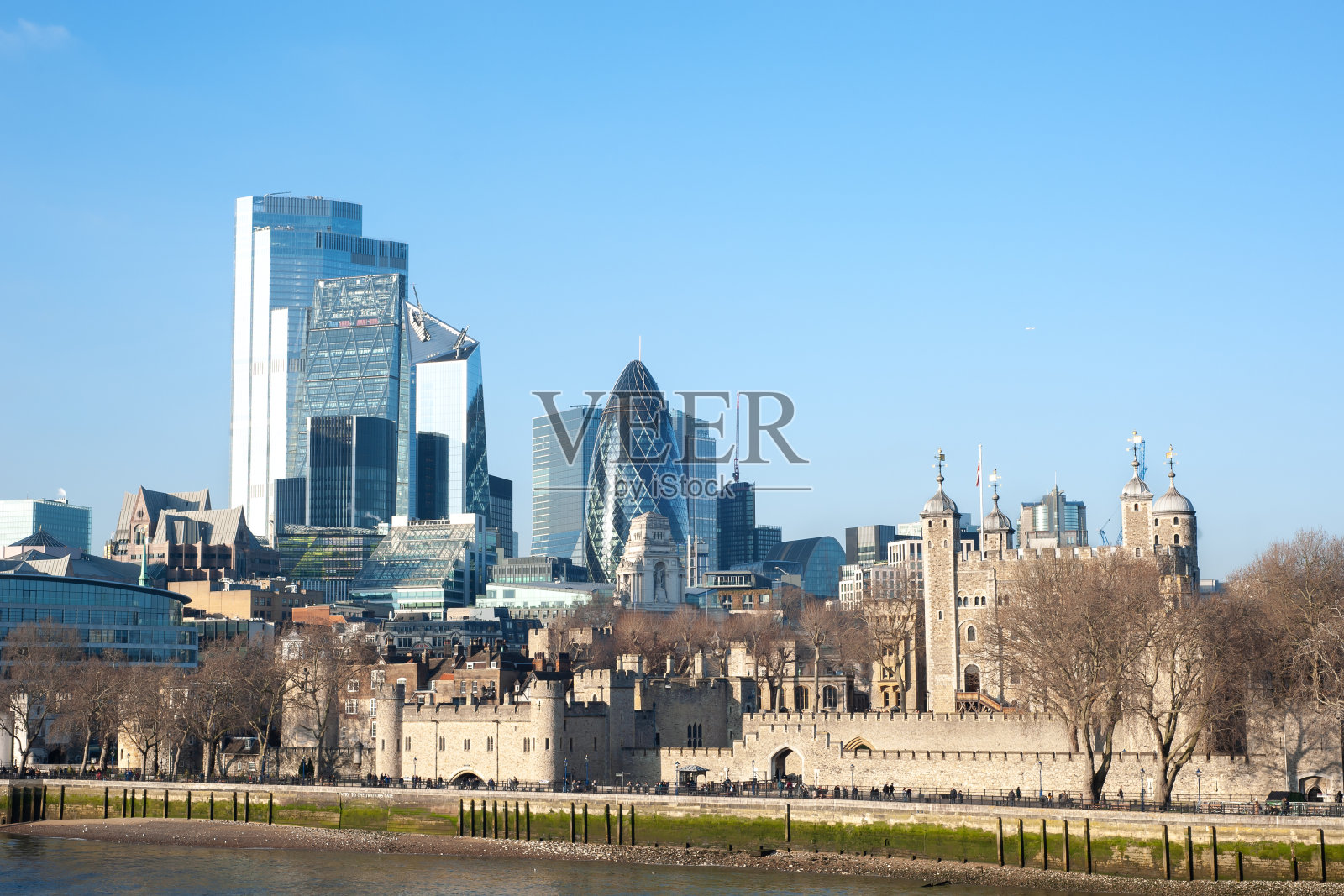 小黄瓜大厦和伦敦城的摩天大楼俯瞰着伦敦塔照片摄影图片