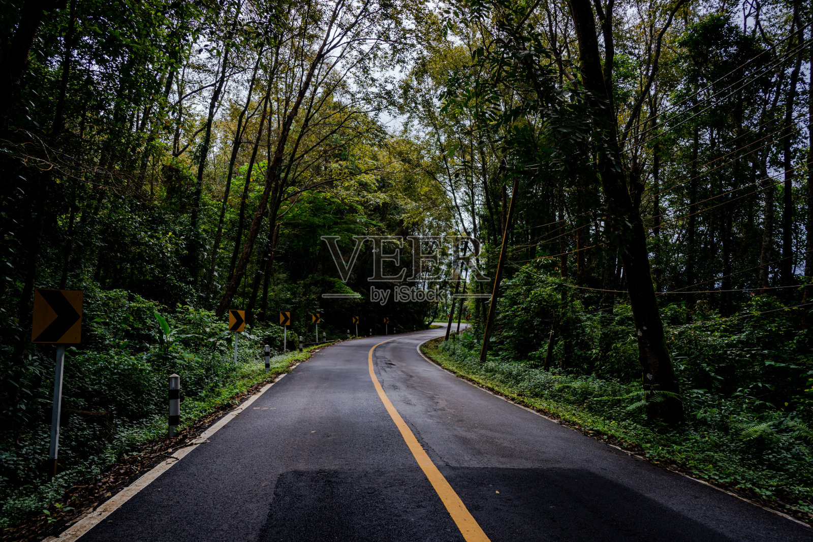 乡村公路穿过山区景观照片摄影图片
