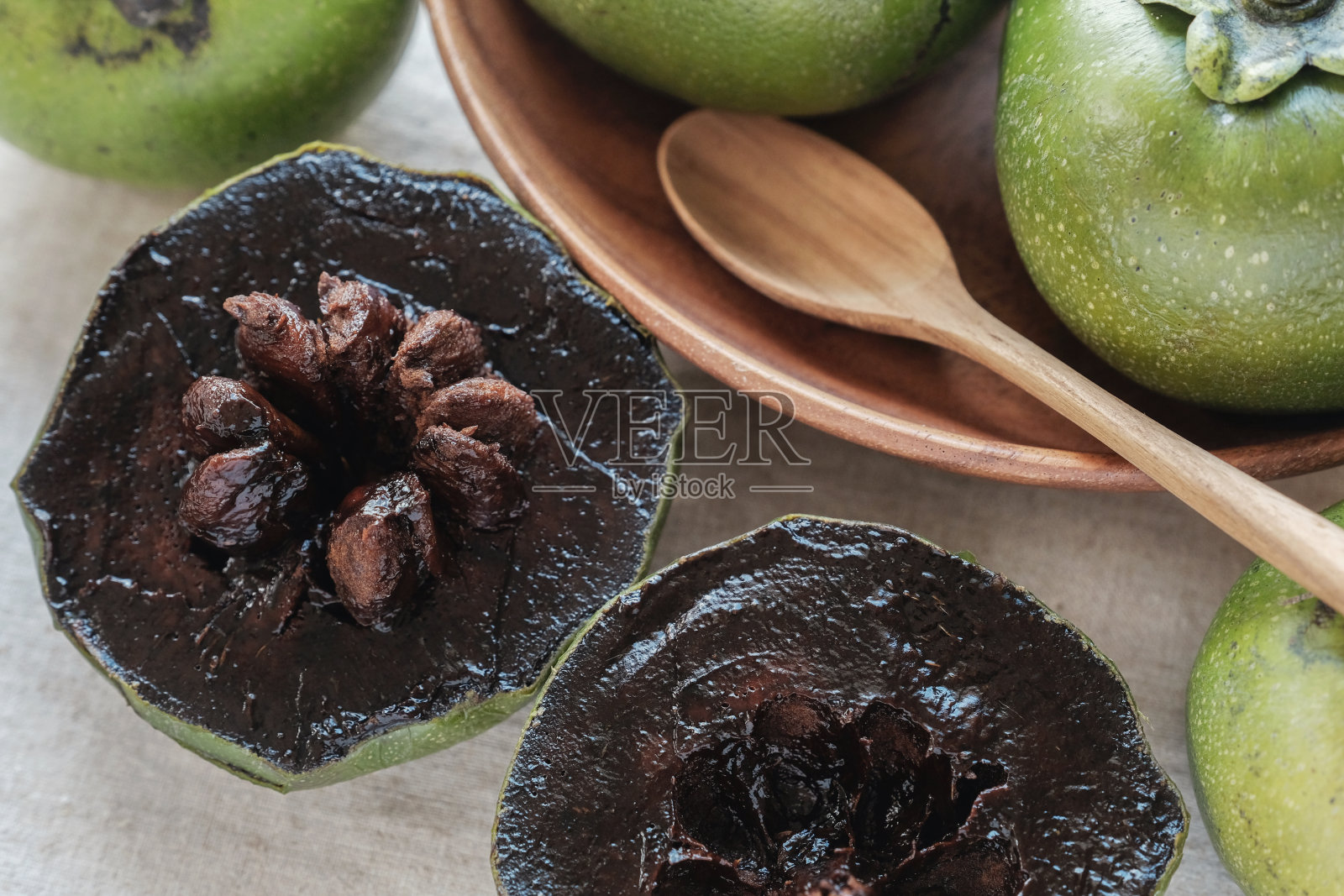 木盘子里的黑汁巧克力布丁，植物为主的素食照片摄影图片