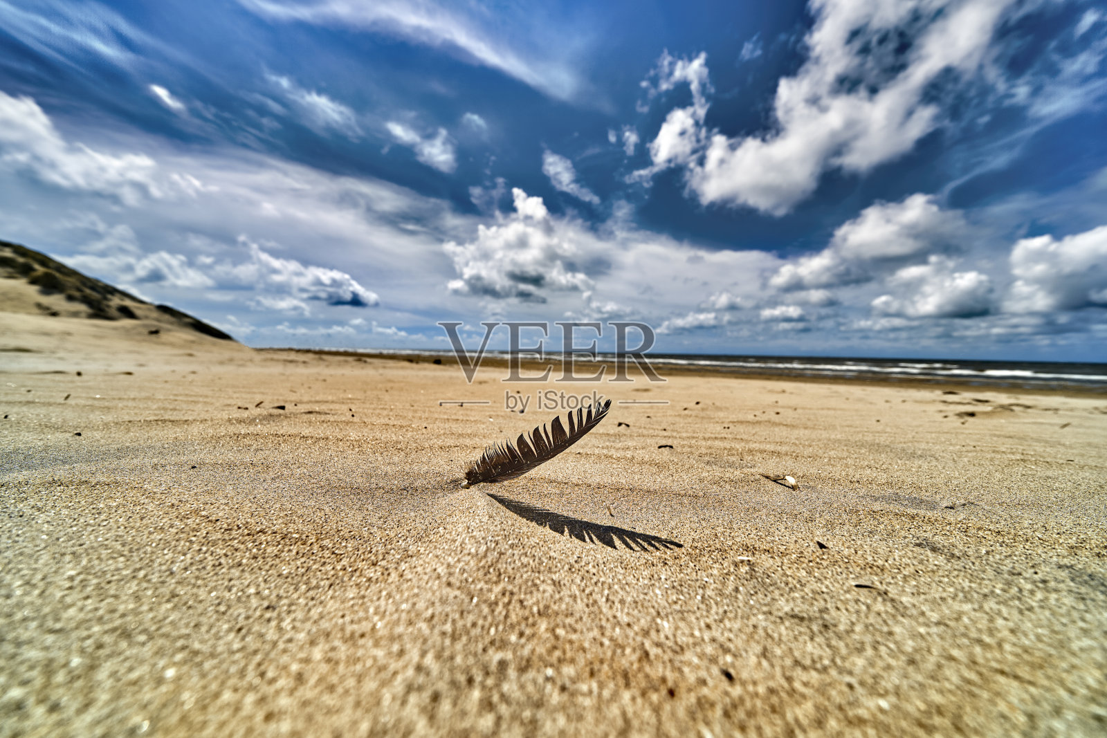 荷兰沙丘，与海滩草生长，以一个晴天多云的日子宽角度拍摄。照片摄影图片