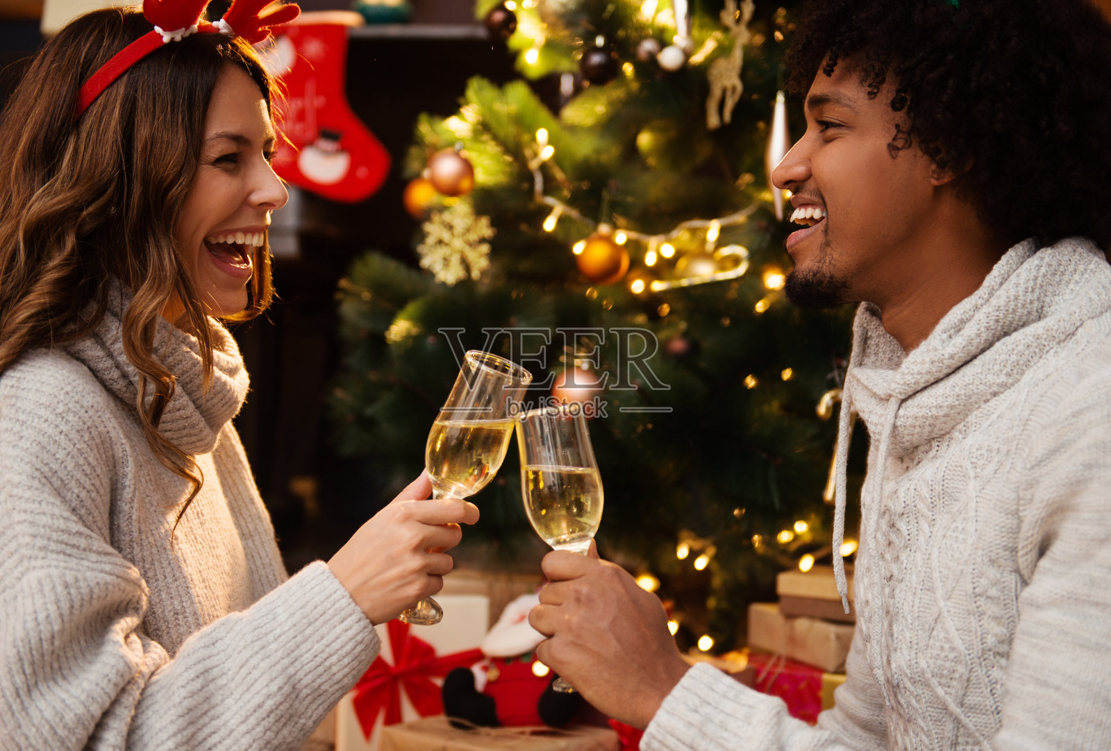 一对夫妇在一起享受圣诞节，用香槟欢呼照片摄影图片