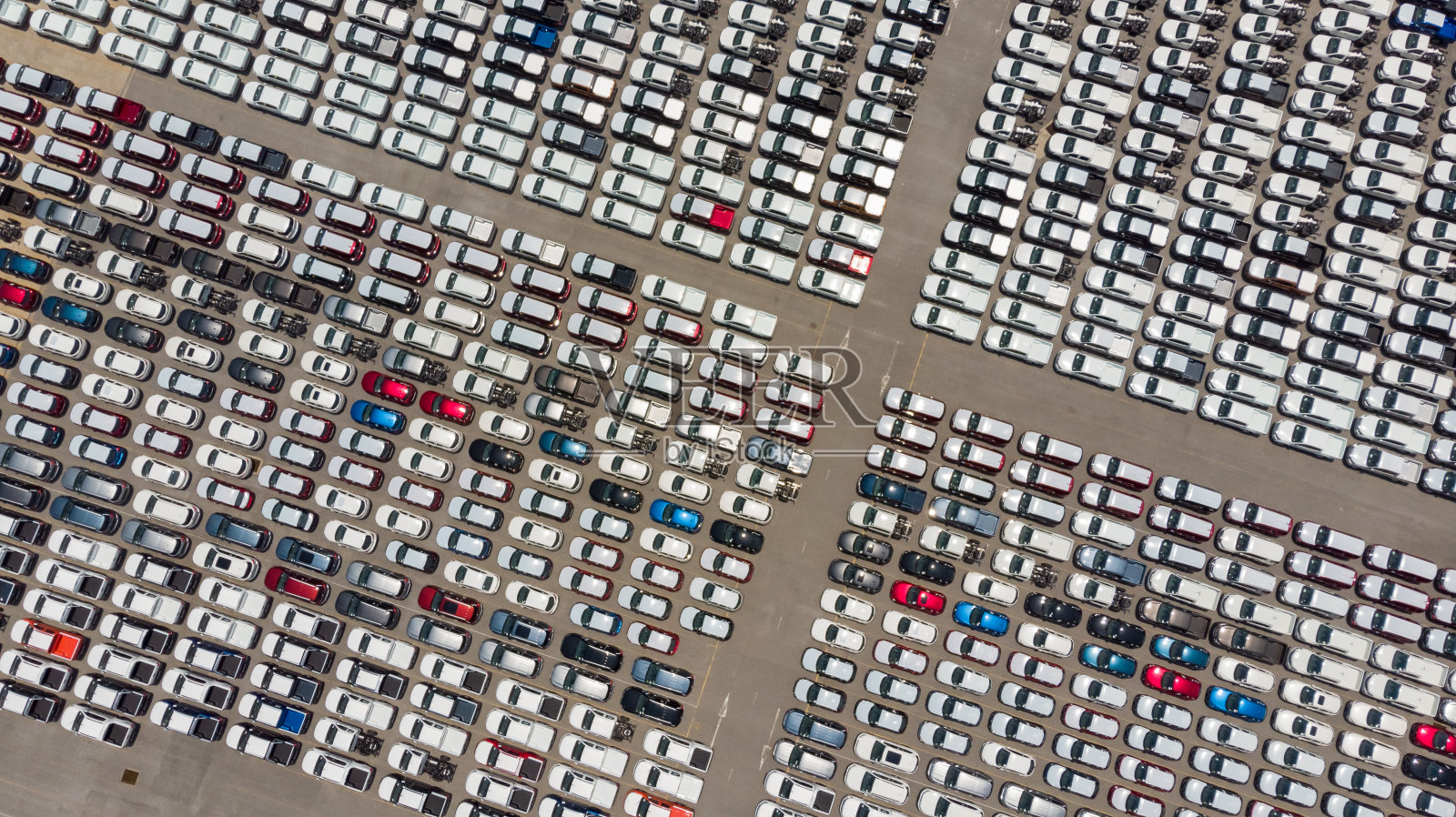 鸟瞰新汽车在工业工厂港口排队，物流进出口和运输概念照片摄影图片