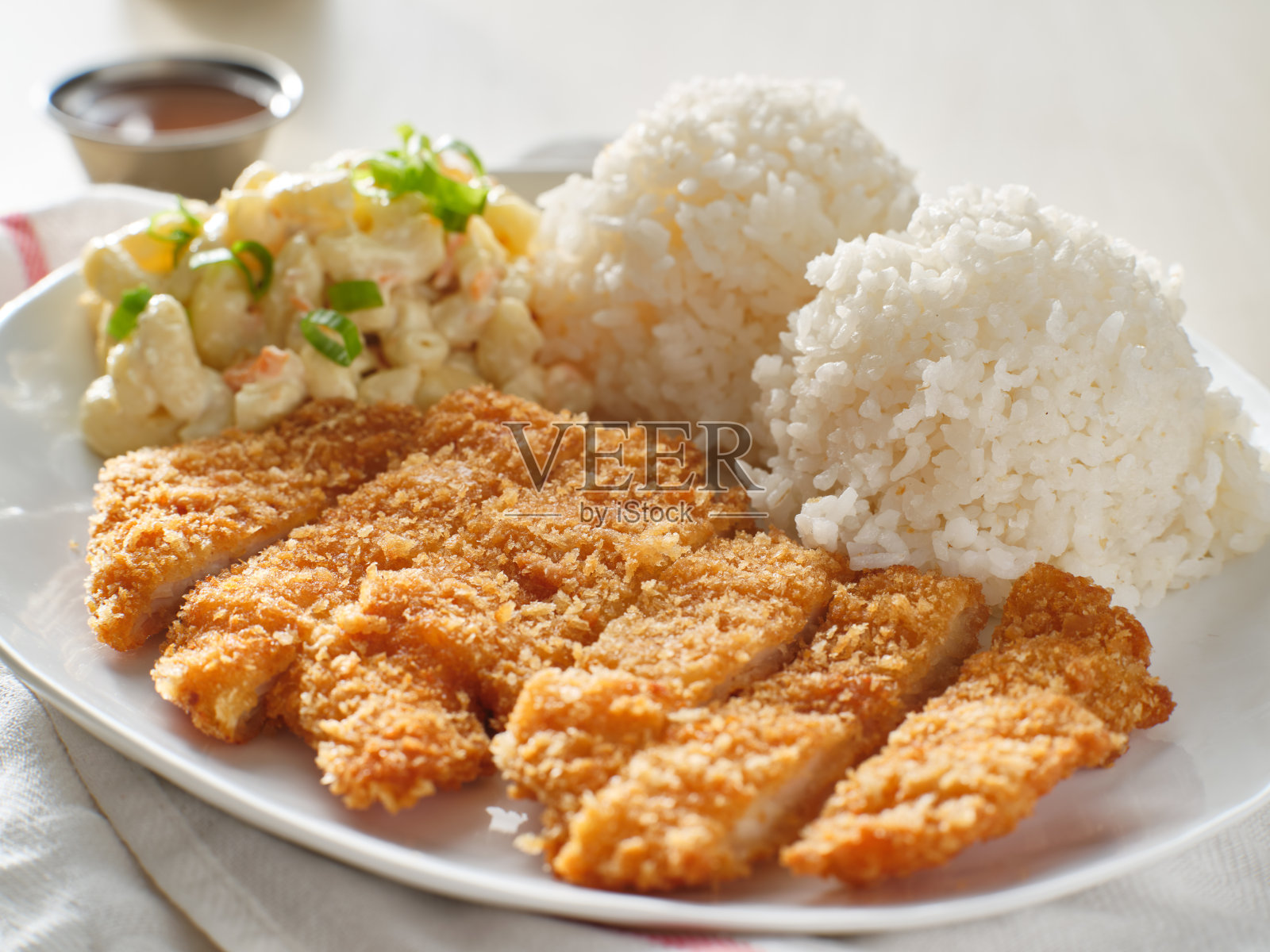 鸡katsu夏威夷烧烤盘午餐与白米饭和通心粉沙拉照片摄影图片