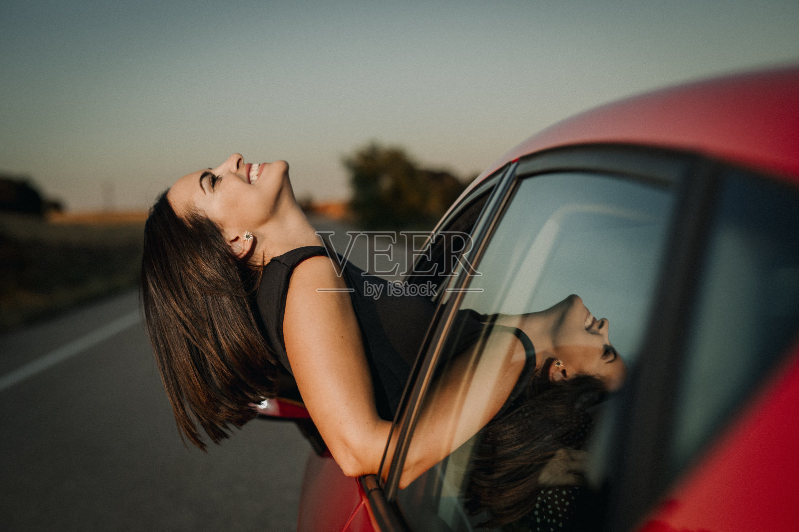 一个女人向车窗外偷窥的肖像照片摄影图片