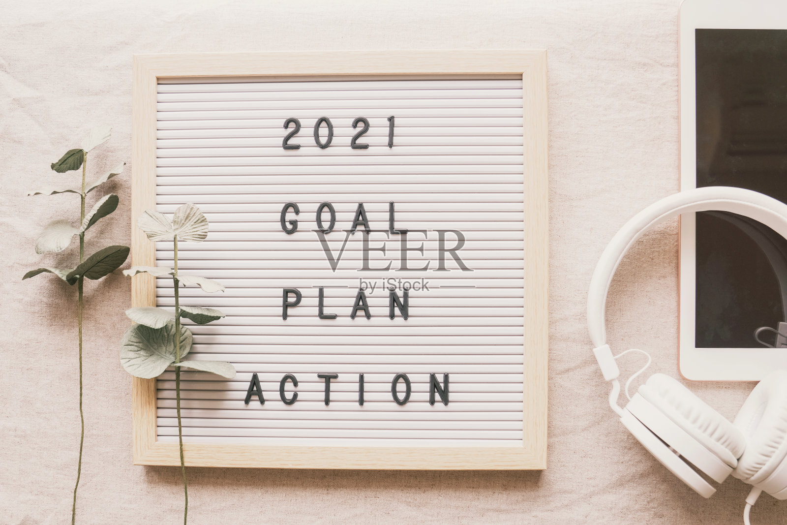 2021年新年决议，目标，计划和行动与平板电脑和耳机的字母板照片摄影图片