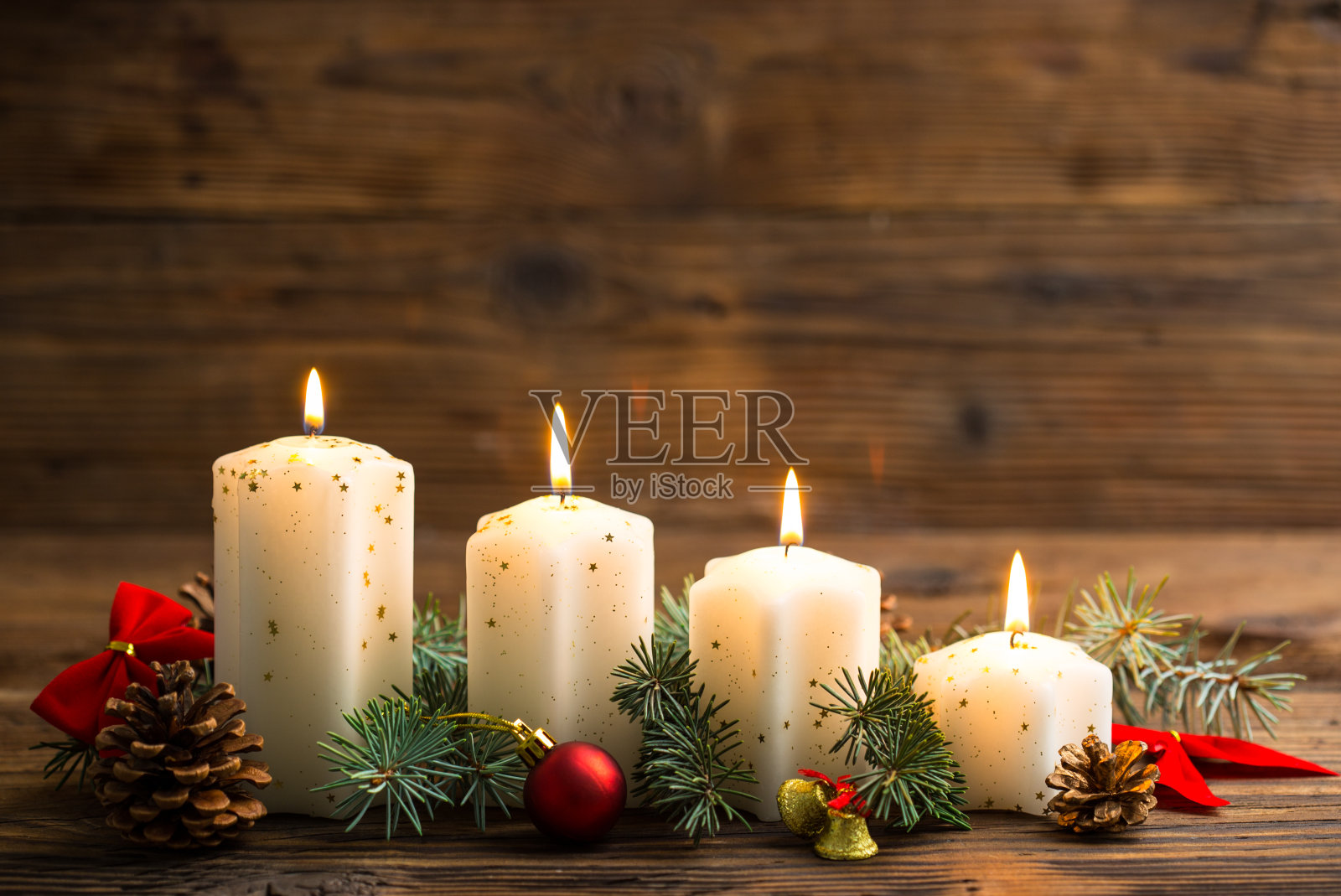 木制桌子上用蜡烛作圣诞装饰照片摄影图片