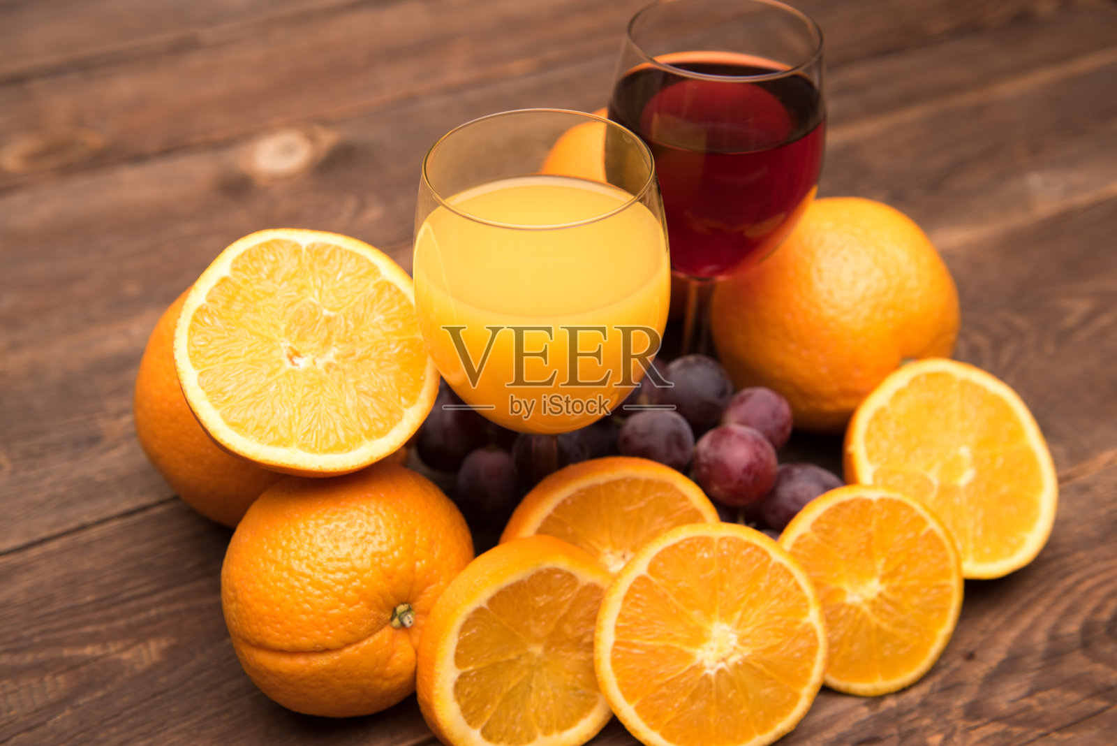 果汁杯，葡萄和橙子的木头背景照片摄影图片