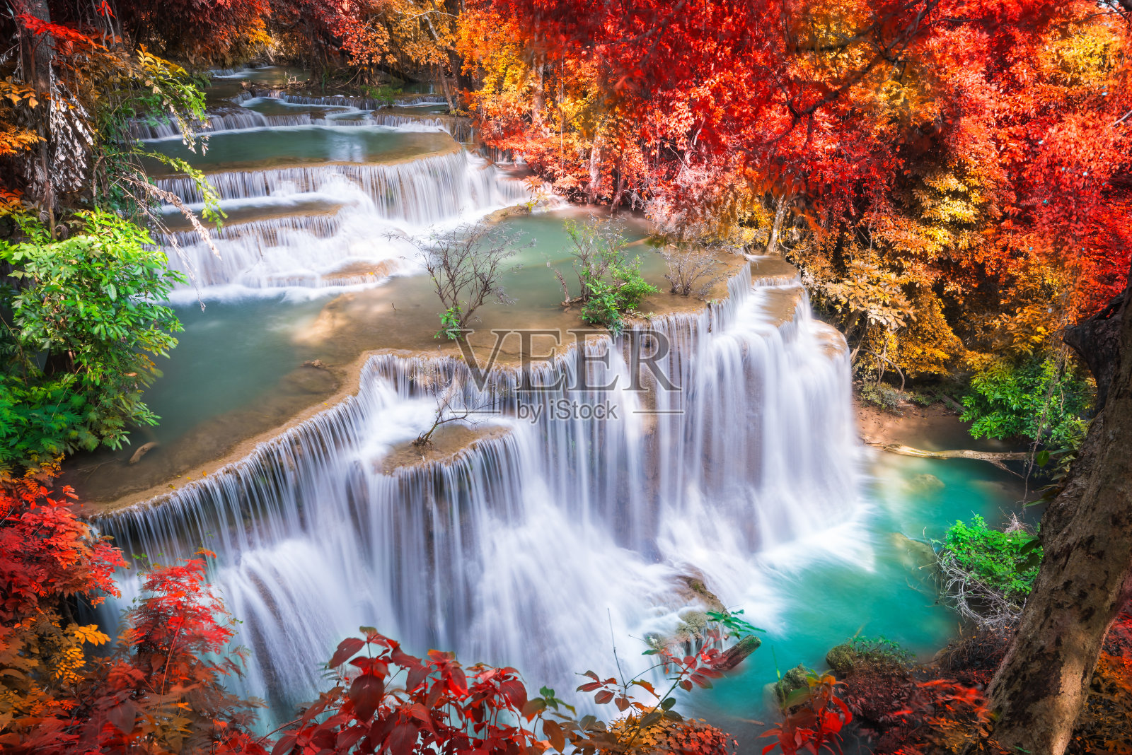 令人惊叹的大自然，美丽的瀑布在五彩缤纷的秋天森林的秋天季节照片摄影图片