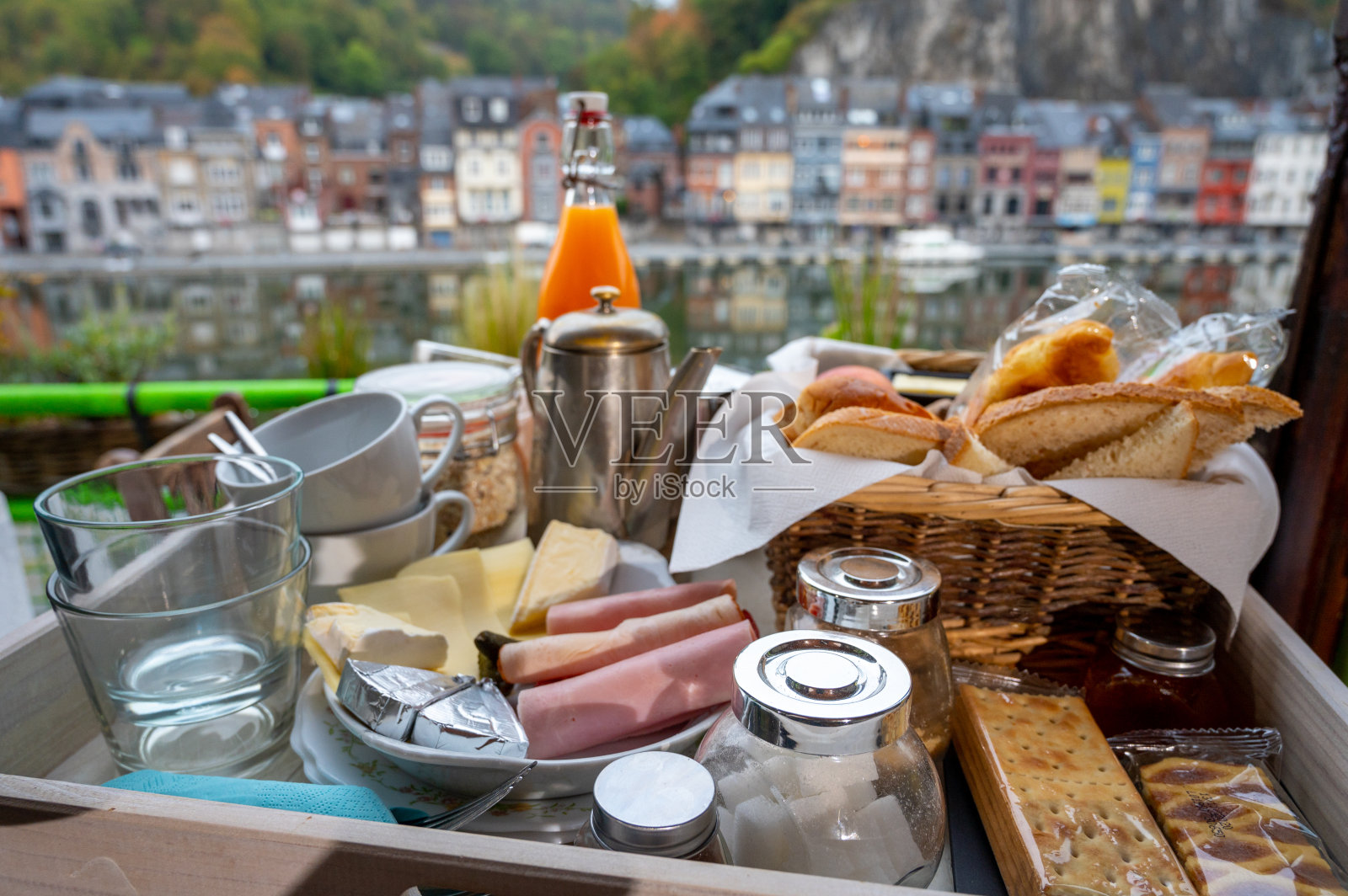 在新冠肺炎限制期间，在比利时迪南的酒店房间，早餐用大托盘端着，可以看到马斯河照片摄影图片