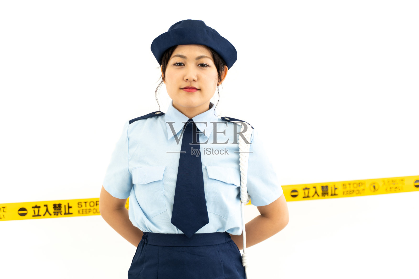 女警察站在警戒线上照片摄影图片