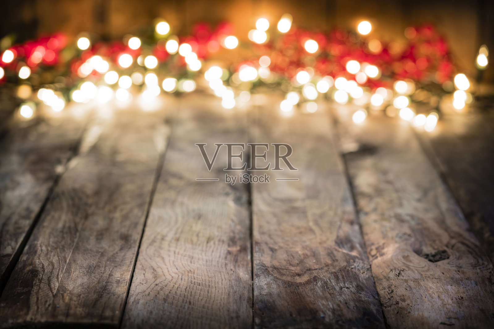 空荡荡的木桌上挂着模糊的圣诞彩灯照片摄影图片