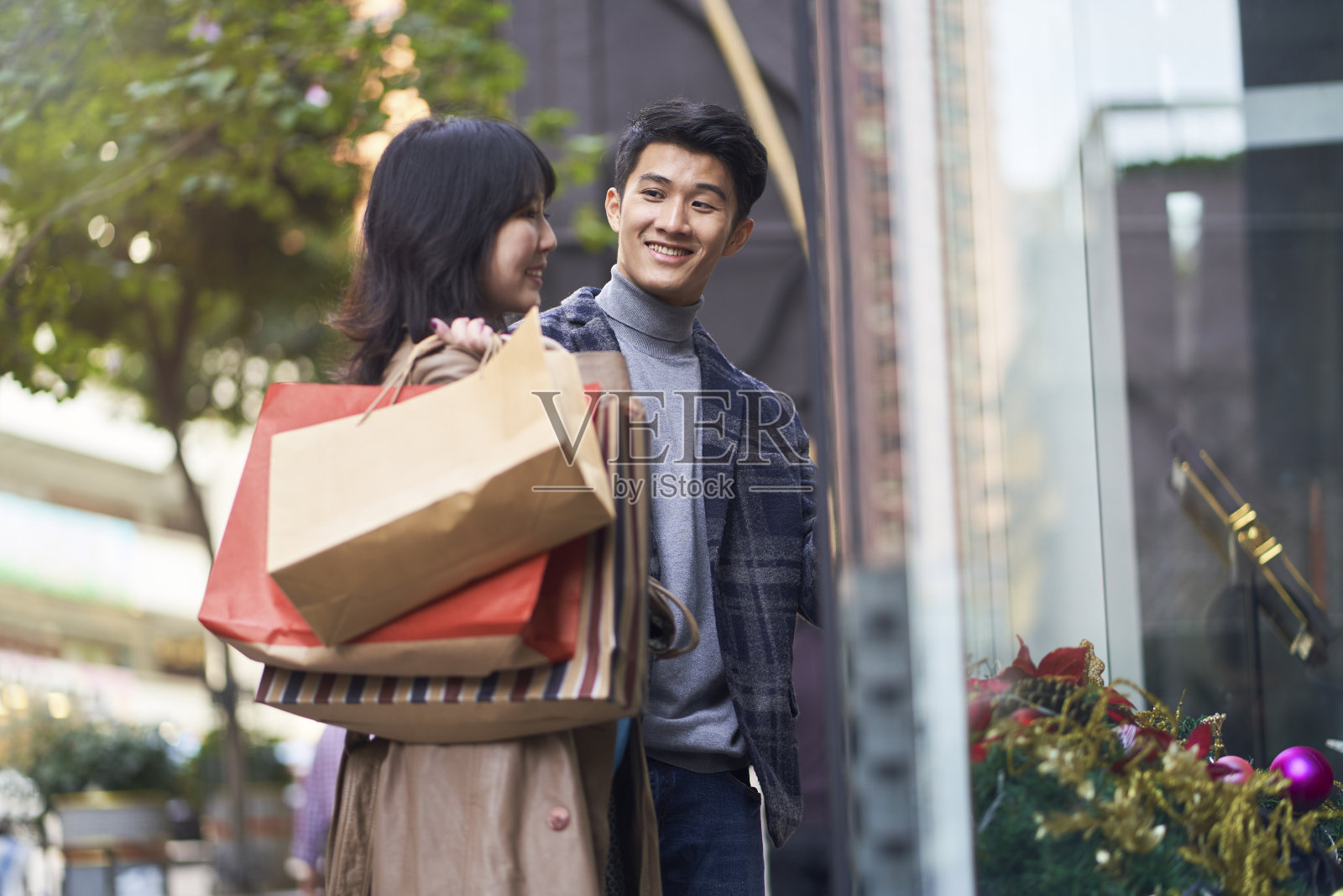 快乐的年轻亚洲夫妇在香港购物照片摄影图片