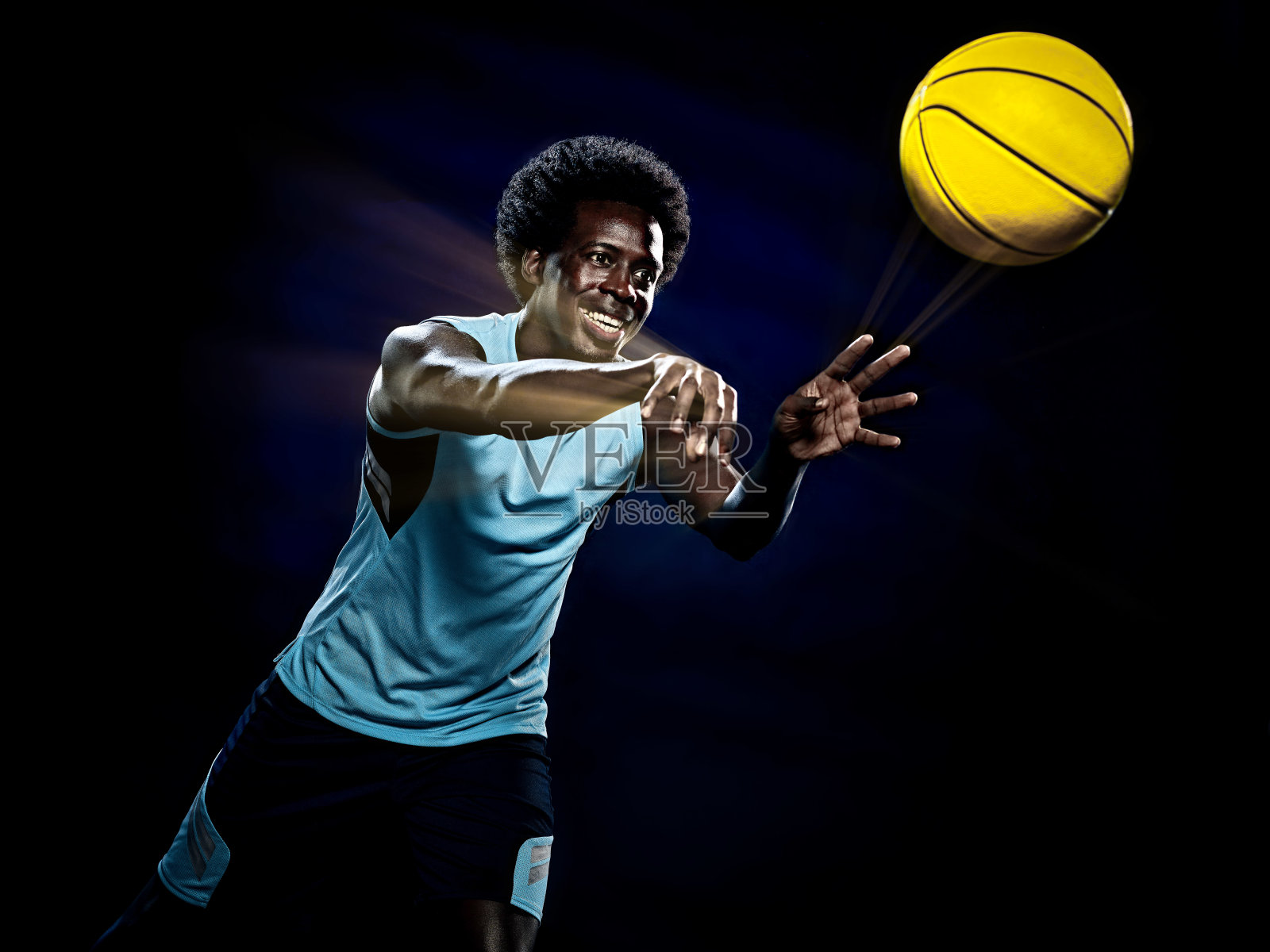 年轻的非洲篮球运动员孤立的黑人背景照片摄影图片