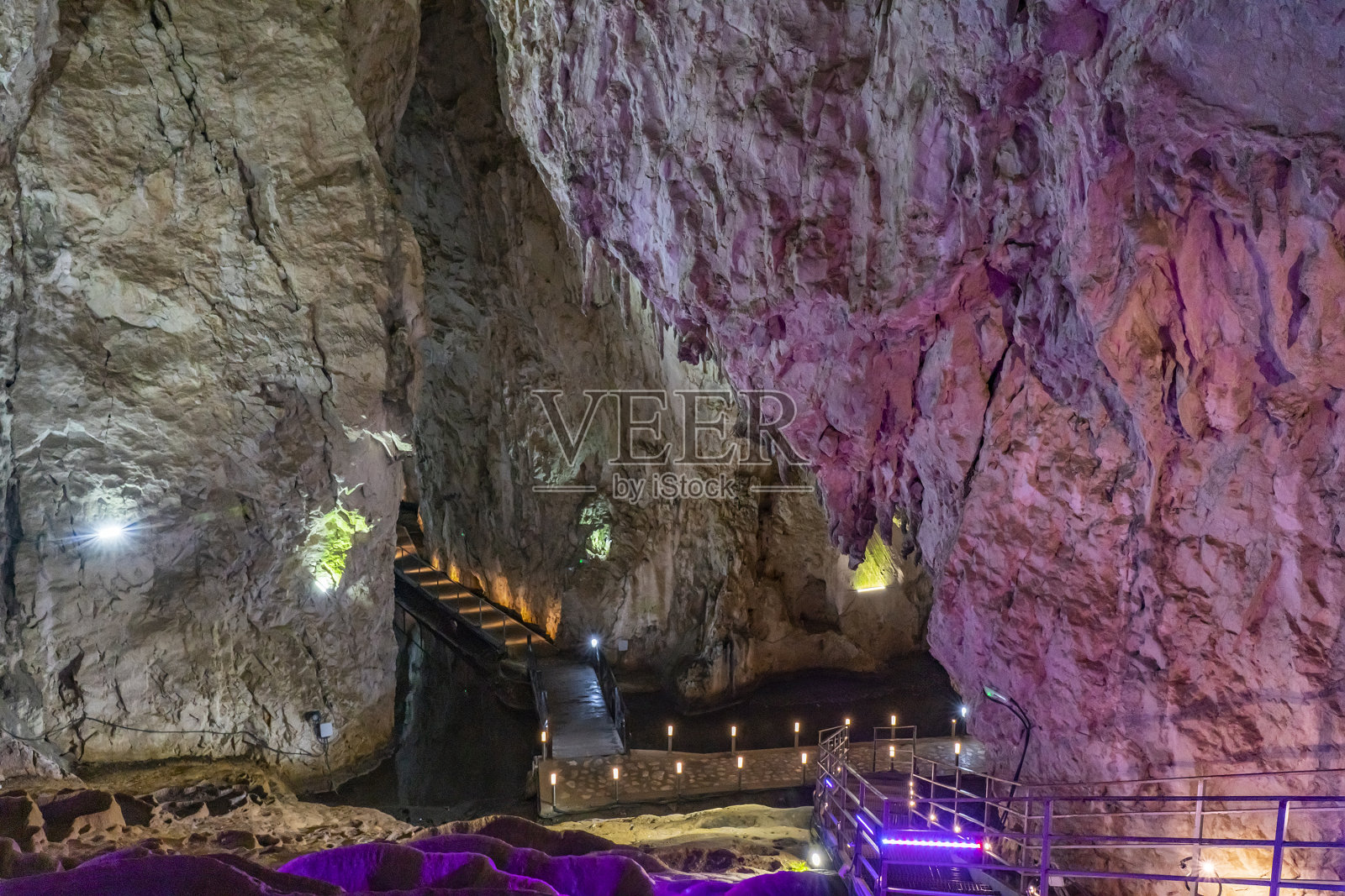 塞尔维亚兹拉蒂博尔山的斯托比卡洞穴照片摄影图片
