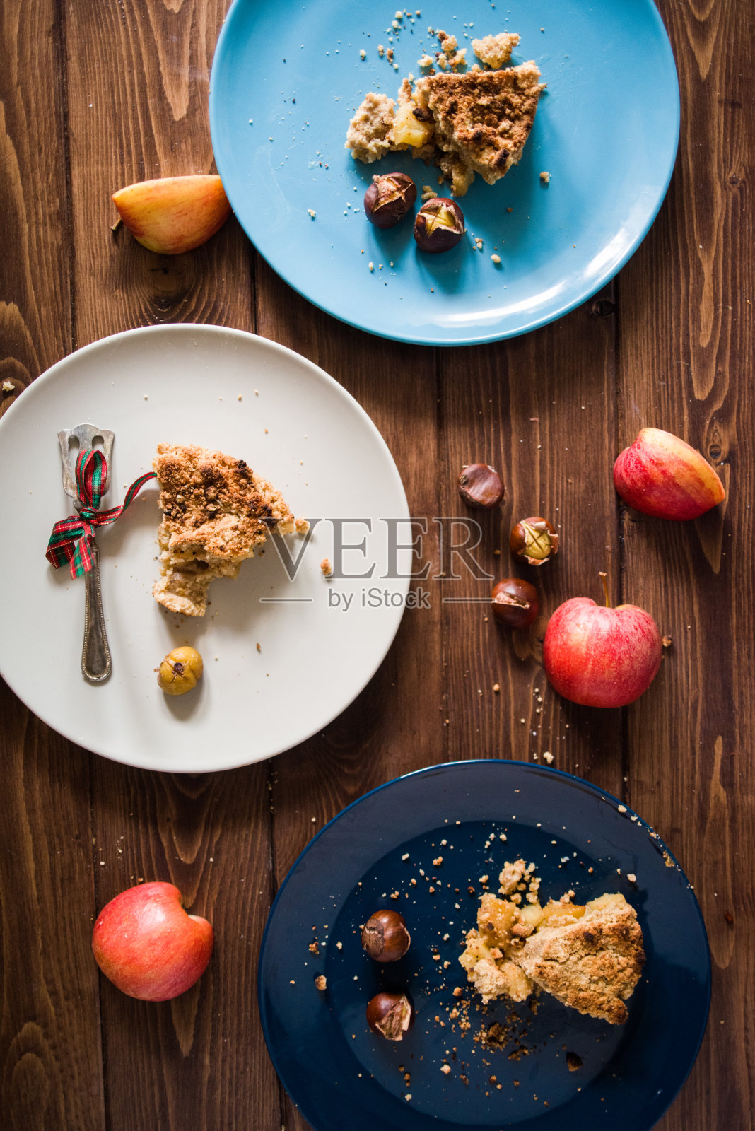 制作碎栗苹果蛋糕，制作碎栗苹果蛋糕所需配料的俯视图，为万圣节烘焙秋天蛋糕，在一个古老的乡村背景照片摄影图片
