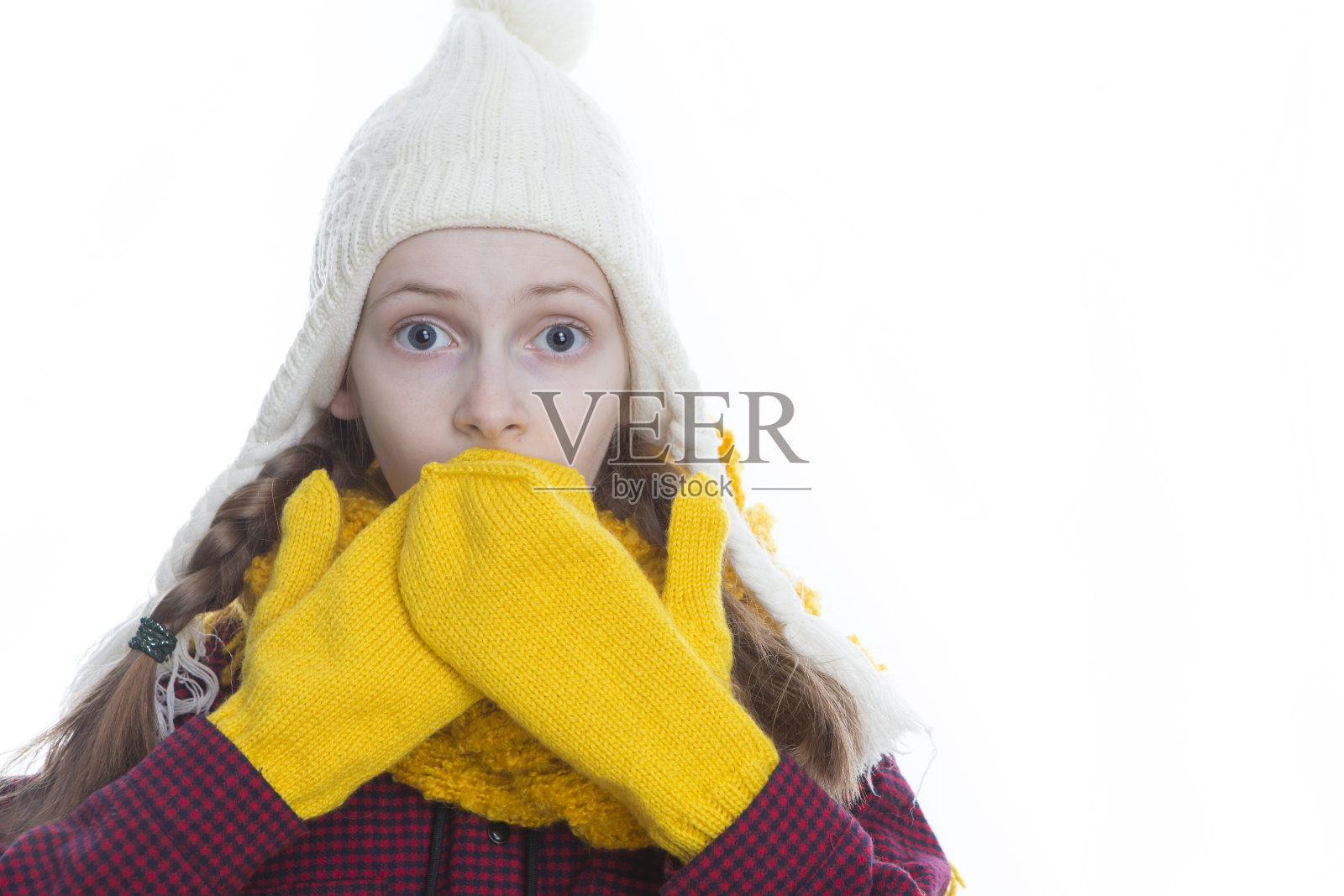 冬天孩子们的概念。特写肖像惊讶的高加索女孩摆姿势在冬季装与辫子对白色。把双手放在嘴边。水平的形象定位照片摄影图片