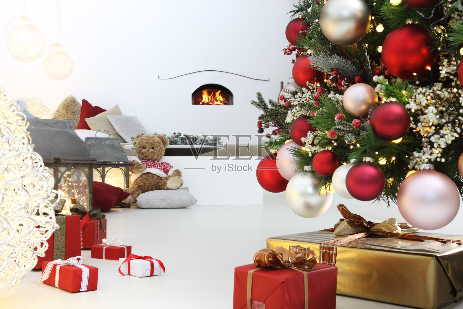 圣诞快乐，白色舒适的客厅，圣诞树，装饰品和礼物包照片摄影图片