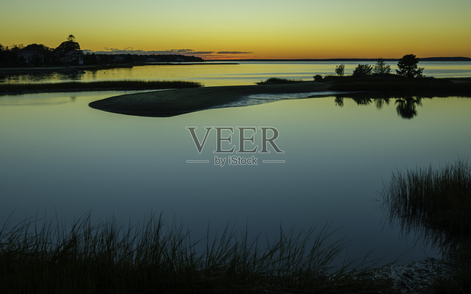 黄昏的海景剪影在沼泽地在高潮在科德角在10月照片摄影图片