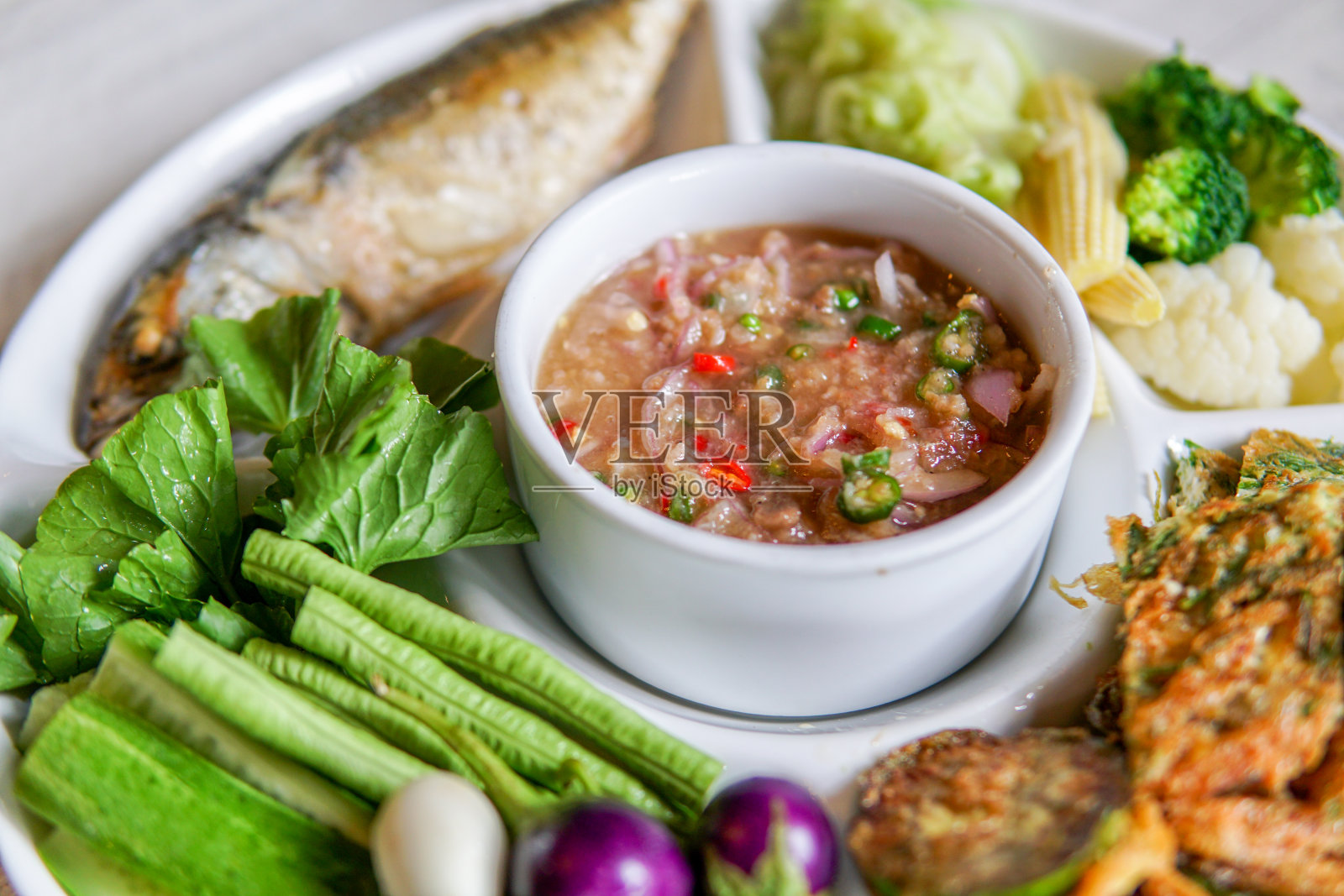 虾酱炒鲭鱼和蔬菜。泰国菜照片摄影图片