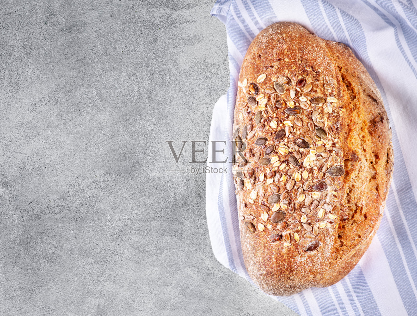 新鲜自制的脆面包，俯视图。法式面包。照片摄影图片
