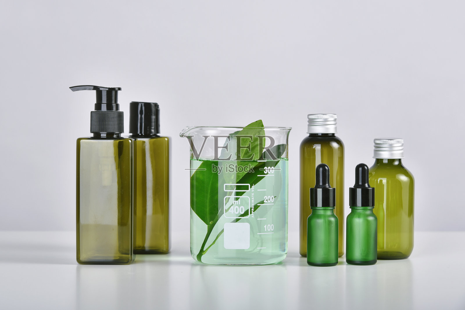 天然护肤美容产品研究，科学实验室科学玻璃器皿中的有机植物提取，空白化妆品瓶容器的品牌模型。照片摄影图片